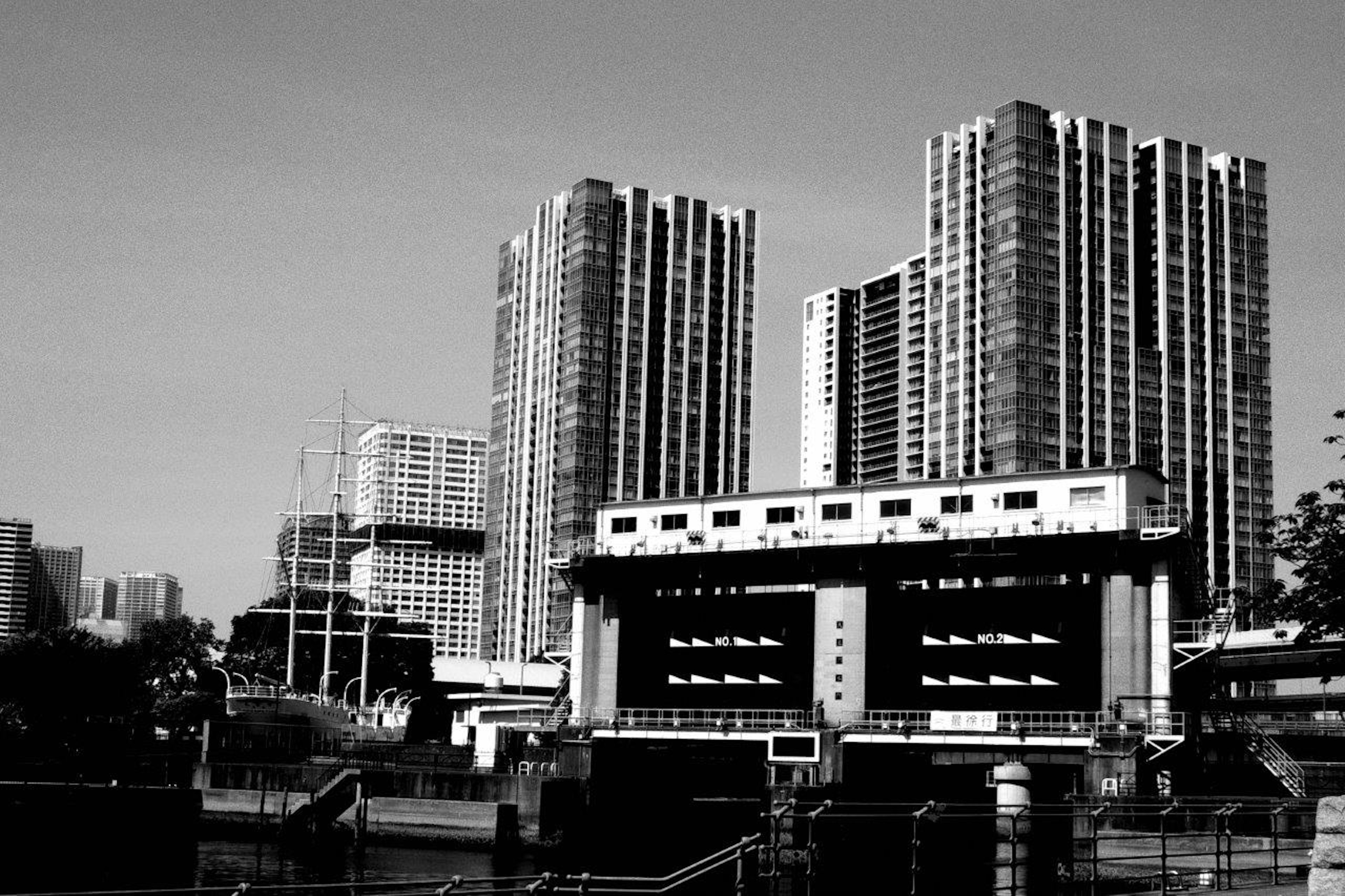 高層ビルと黒白の建物が並ぶ都市の風景