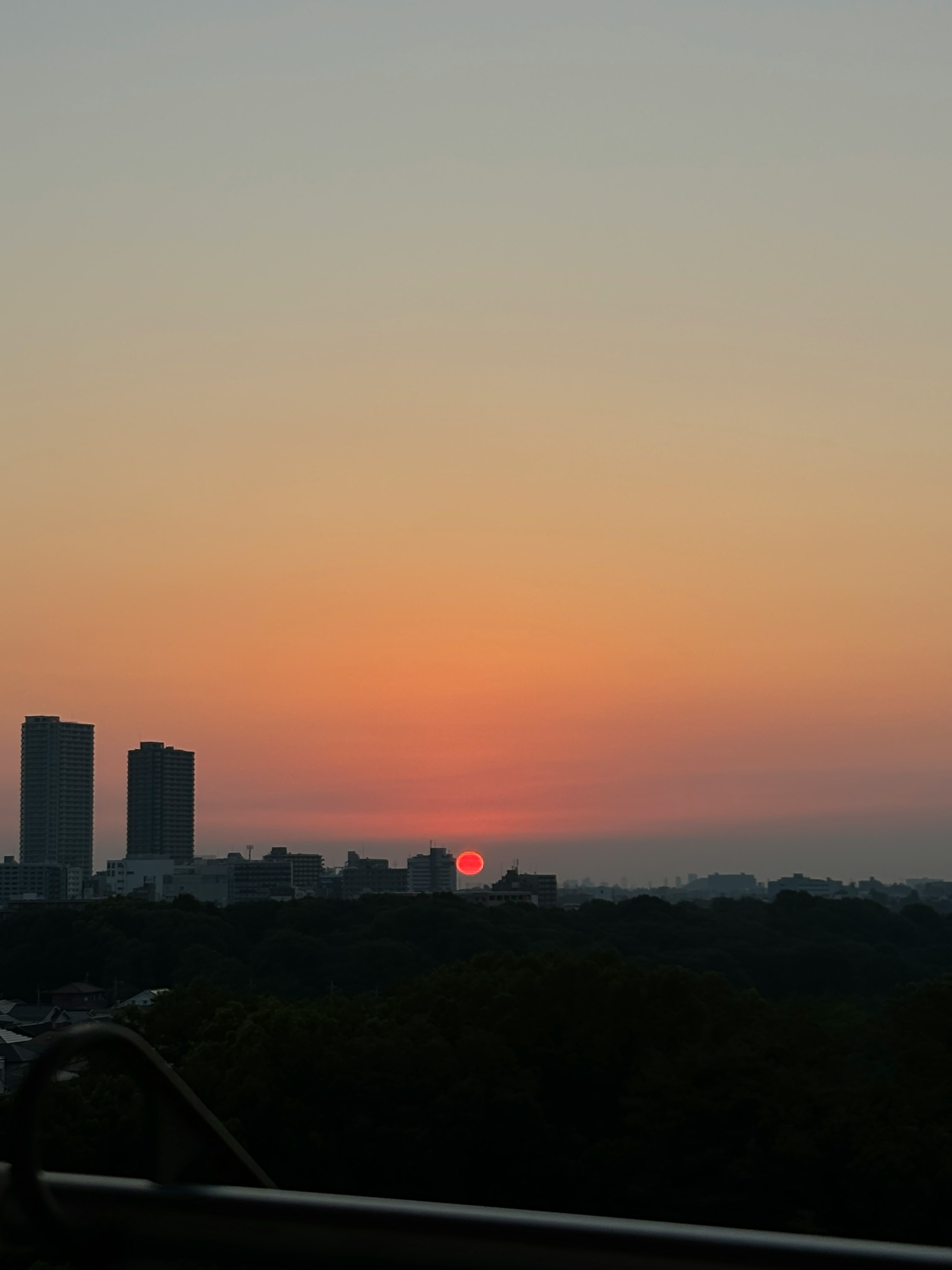 夕日が沈む都市の景色 高層ビルがシルエットになっている