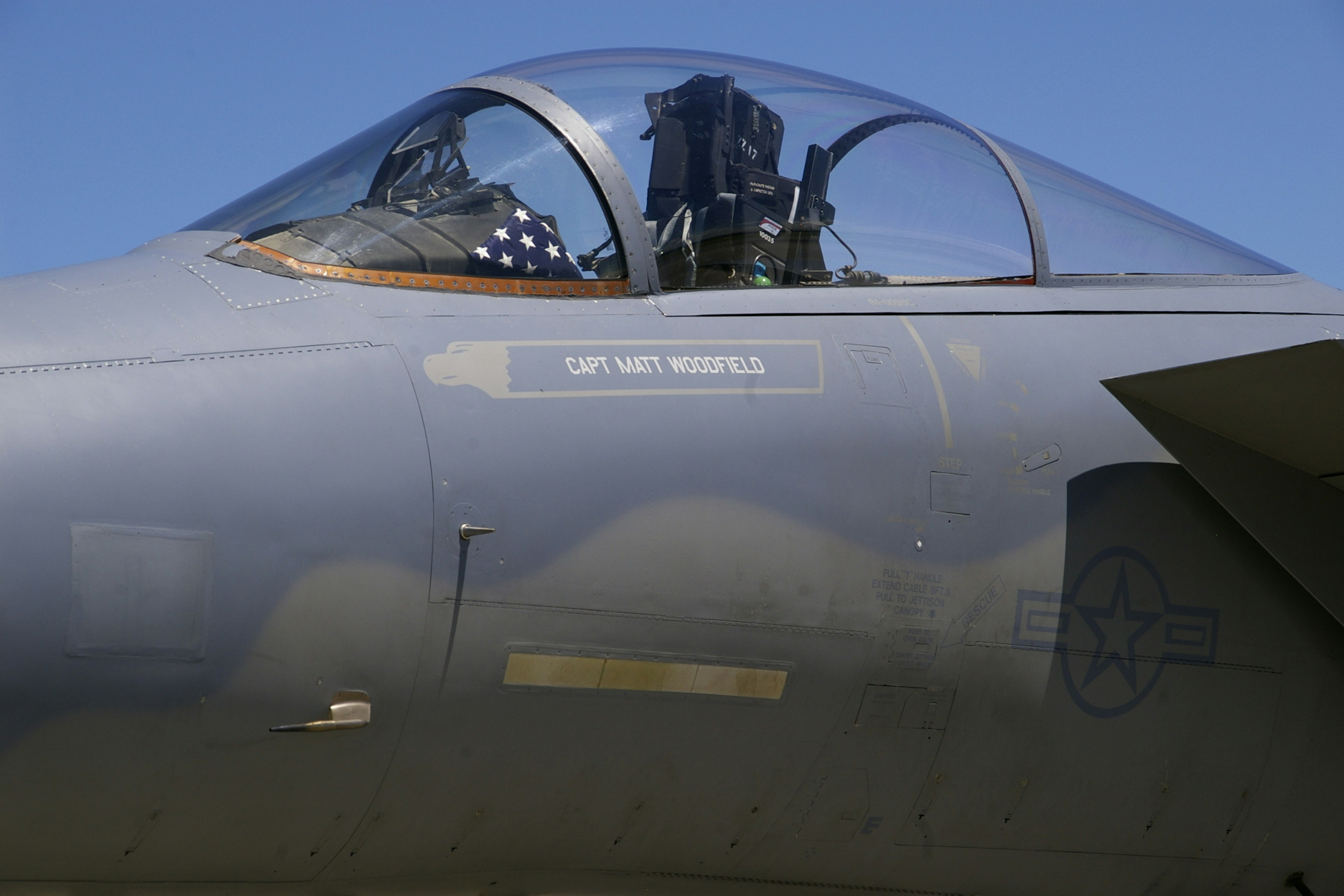 Primer plano del cockpit de un caza y detalles del asiento del piloto