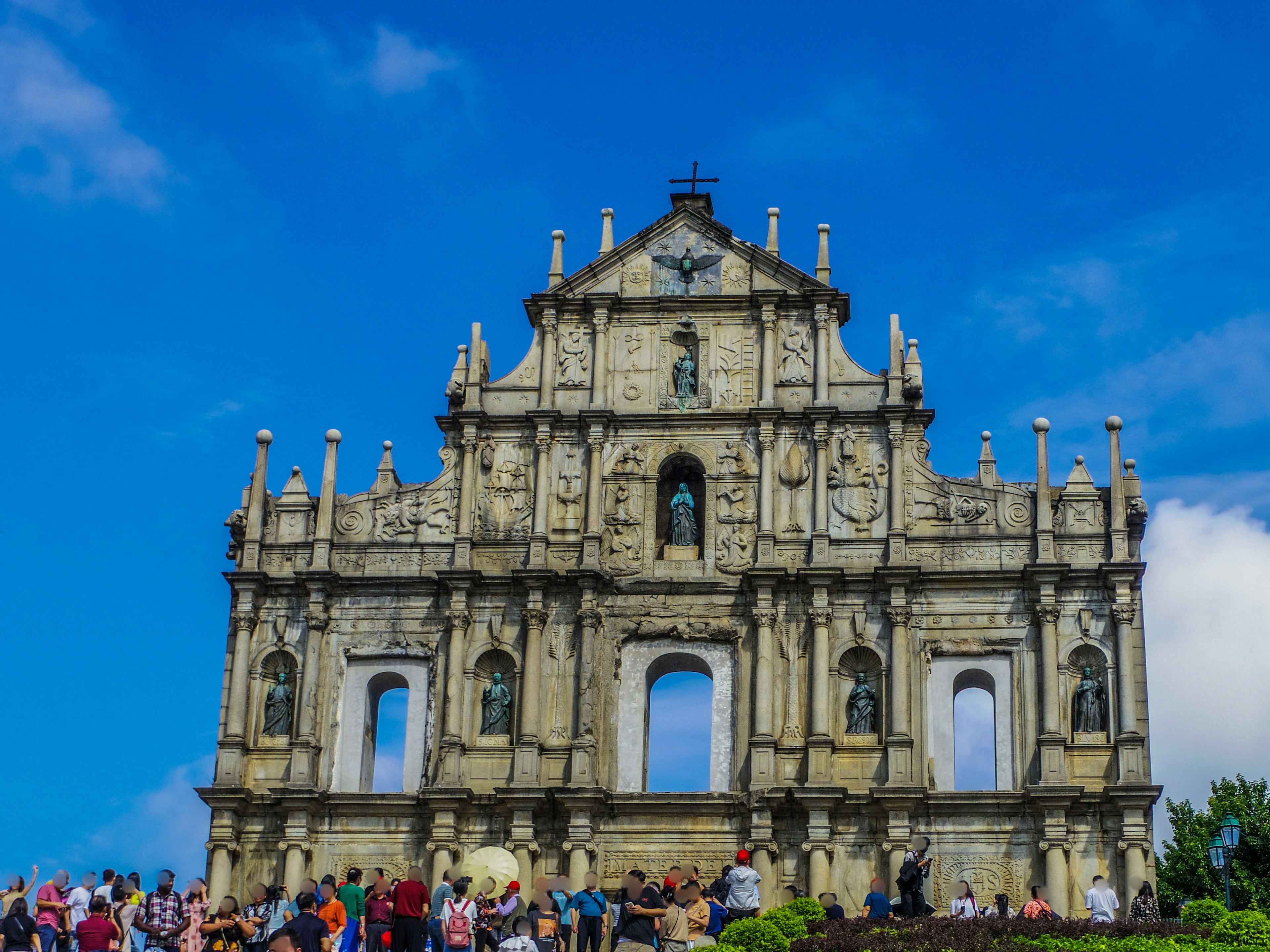 Ruinen der Pauluskirche in Macau mit Touristen