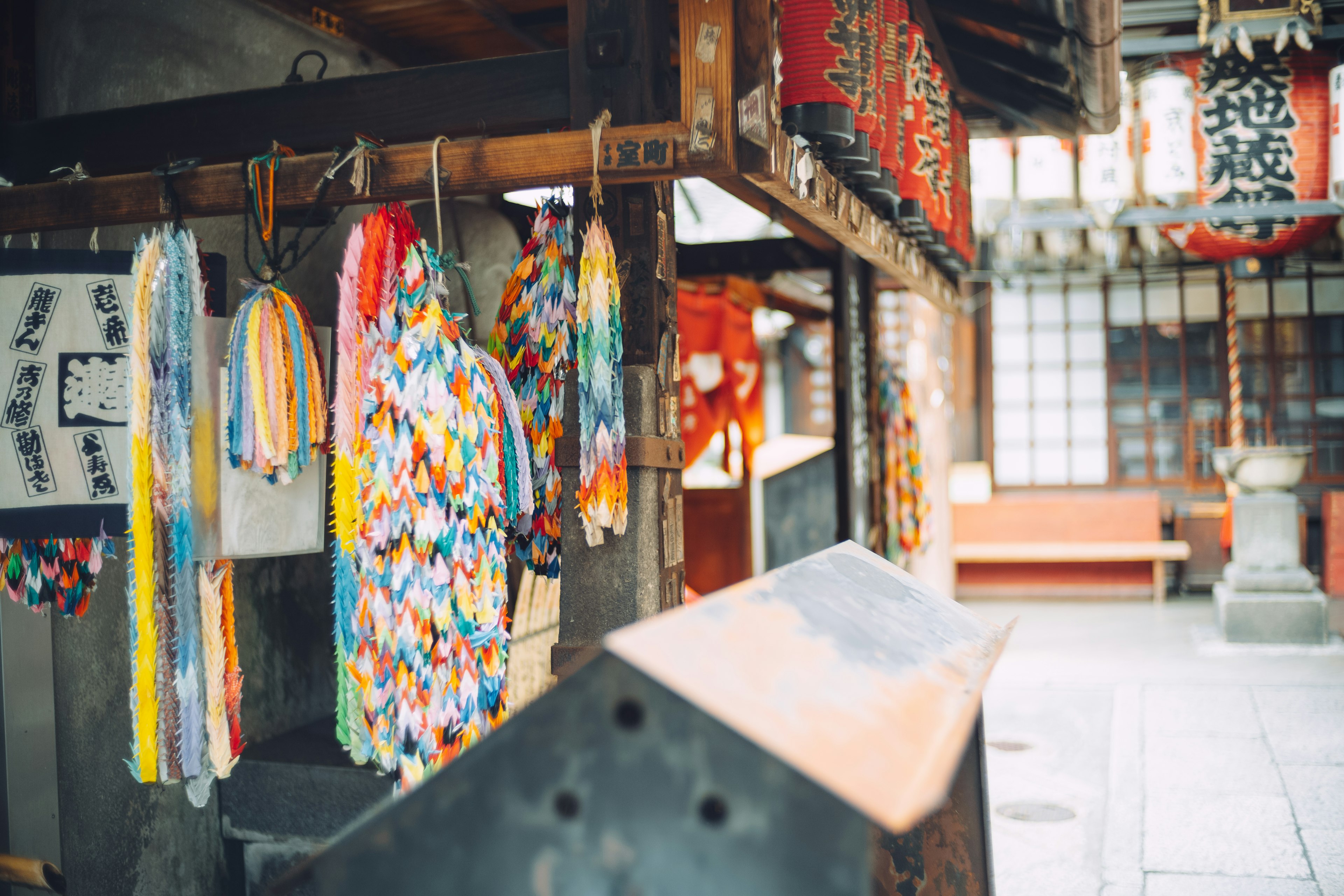 Interior bangunan tradisional Jepang dengan burung origami berwarna-warni yang digantung