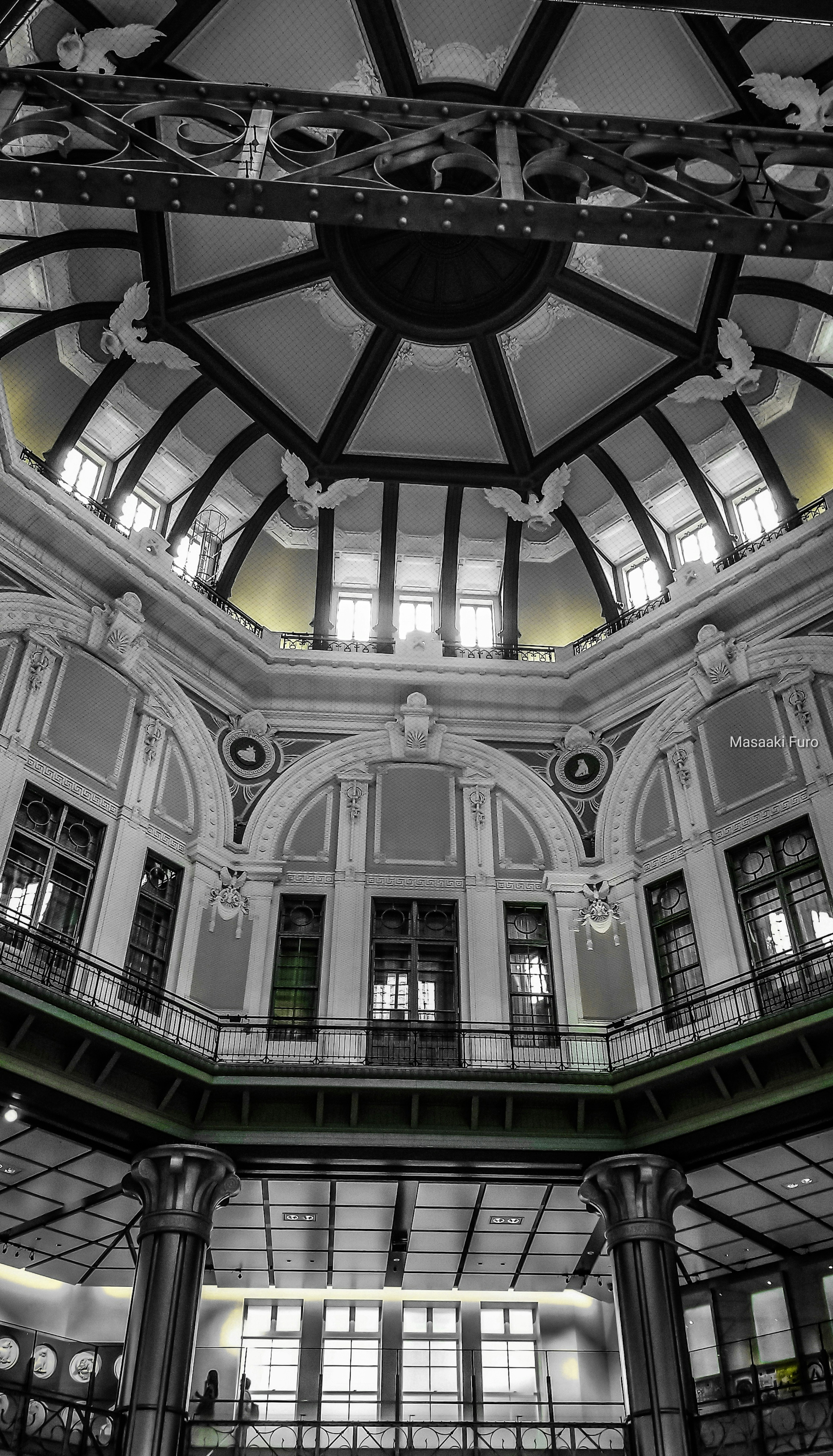 Interior de un edificio histórico con un hermoso techo de cúpula