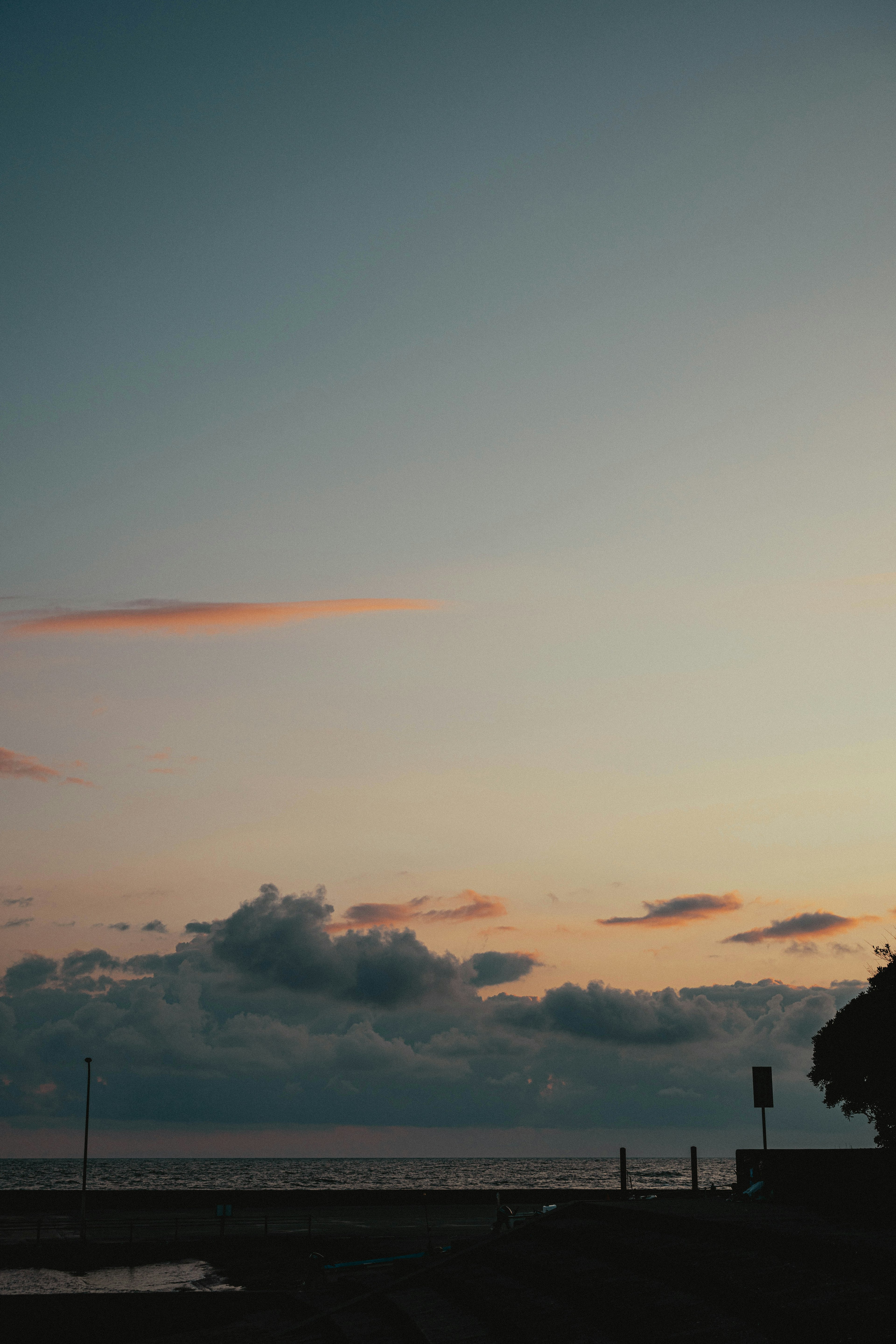 Paisaje marino con atardecer y nubes