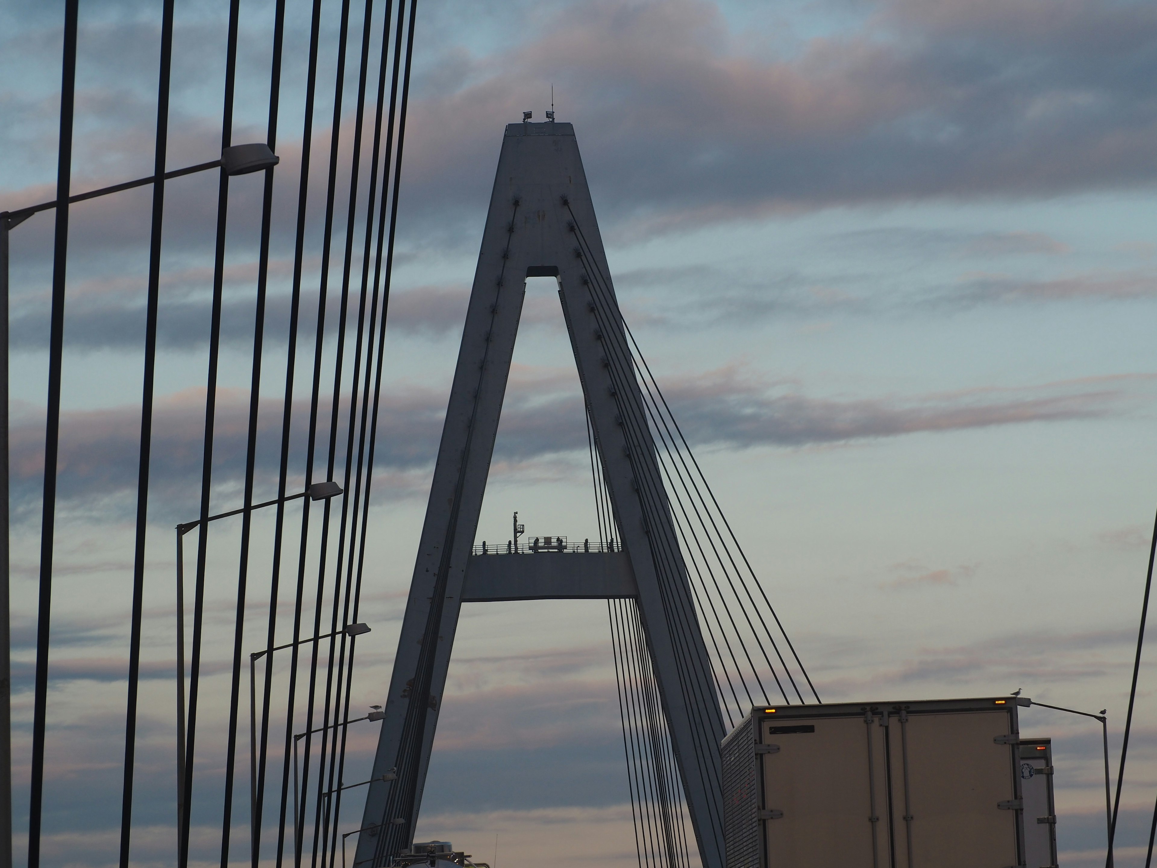 Tour du pont contre un ciel nuageux au coucher du soleil