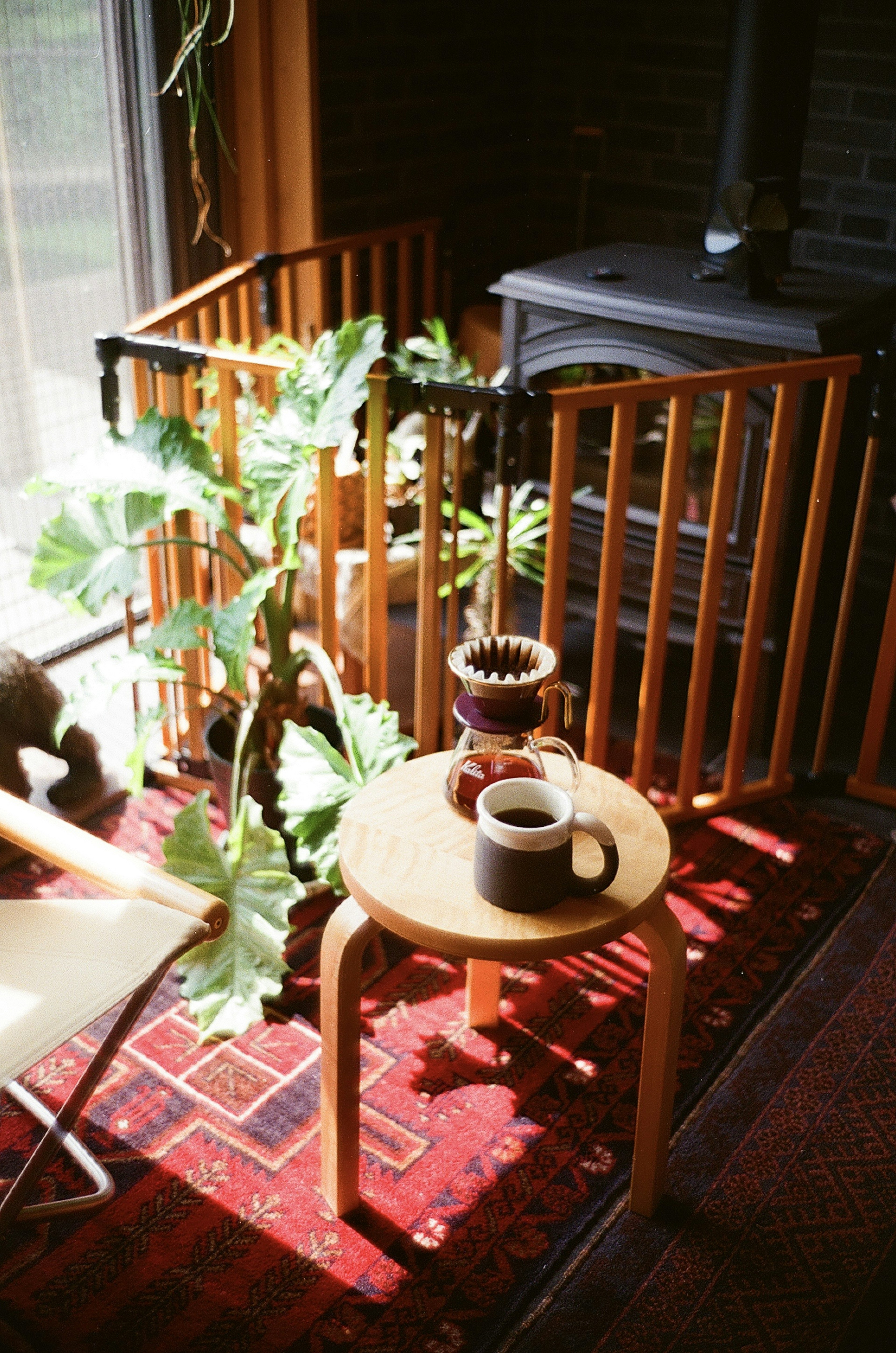 Scène intérieure chaleureuse avec une table en bois contenant du café et un filtre