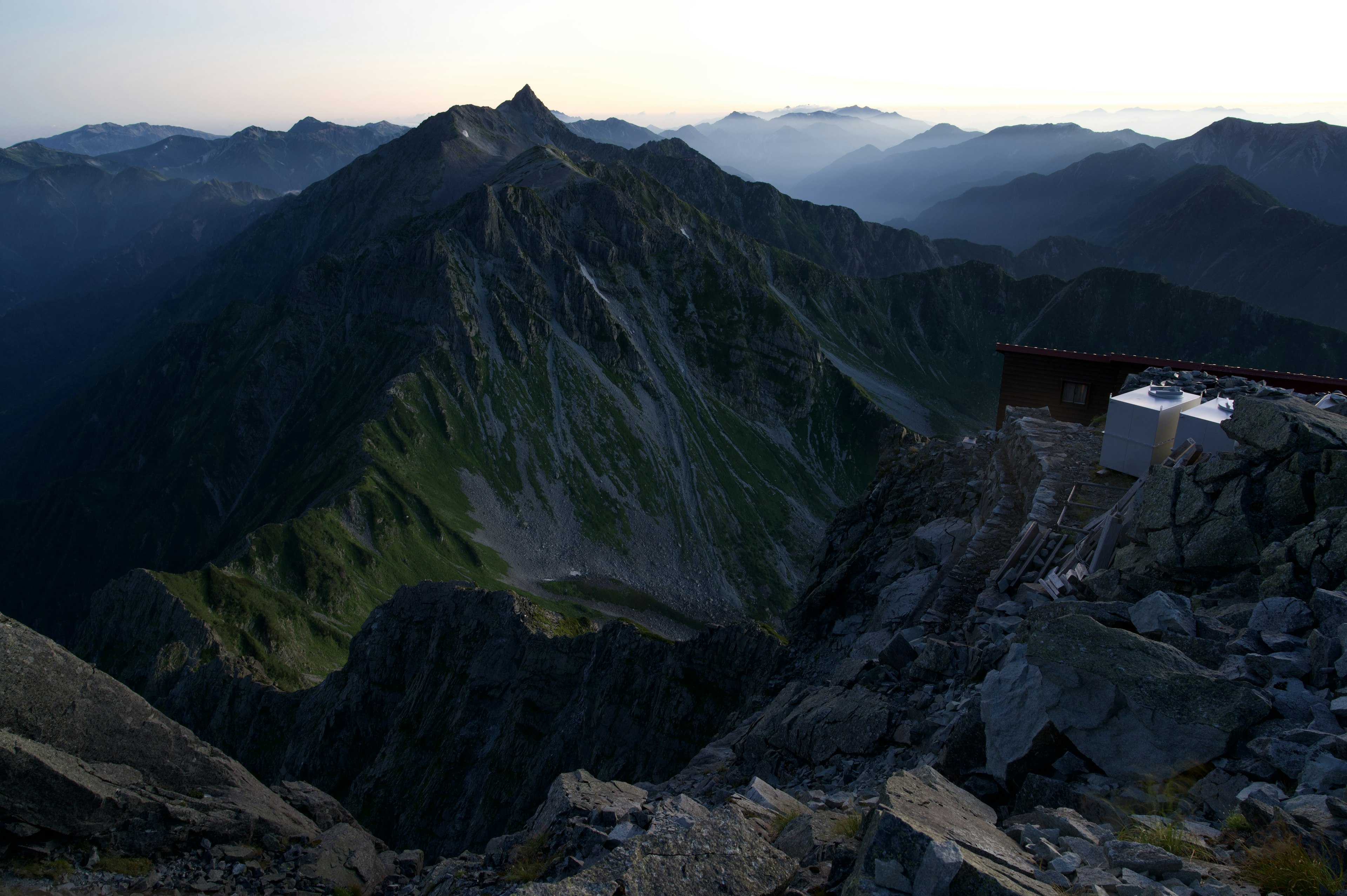 Atemberaubender Ausblick vom Gipfel des Berges mit grünen Hängen und felsigen Bereichen