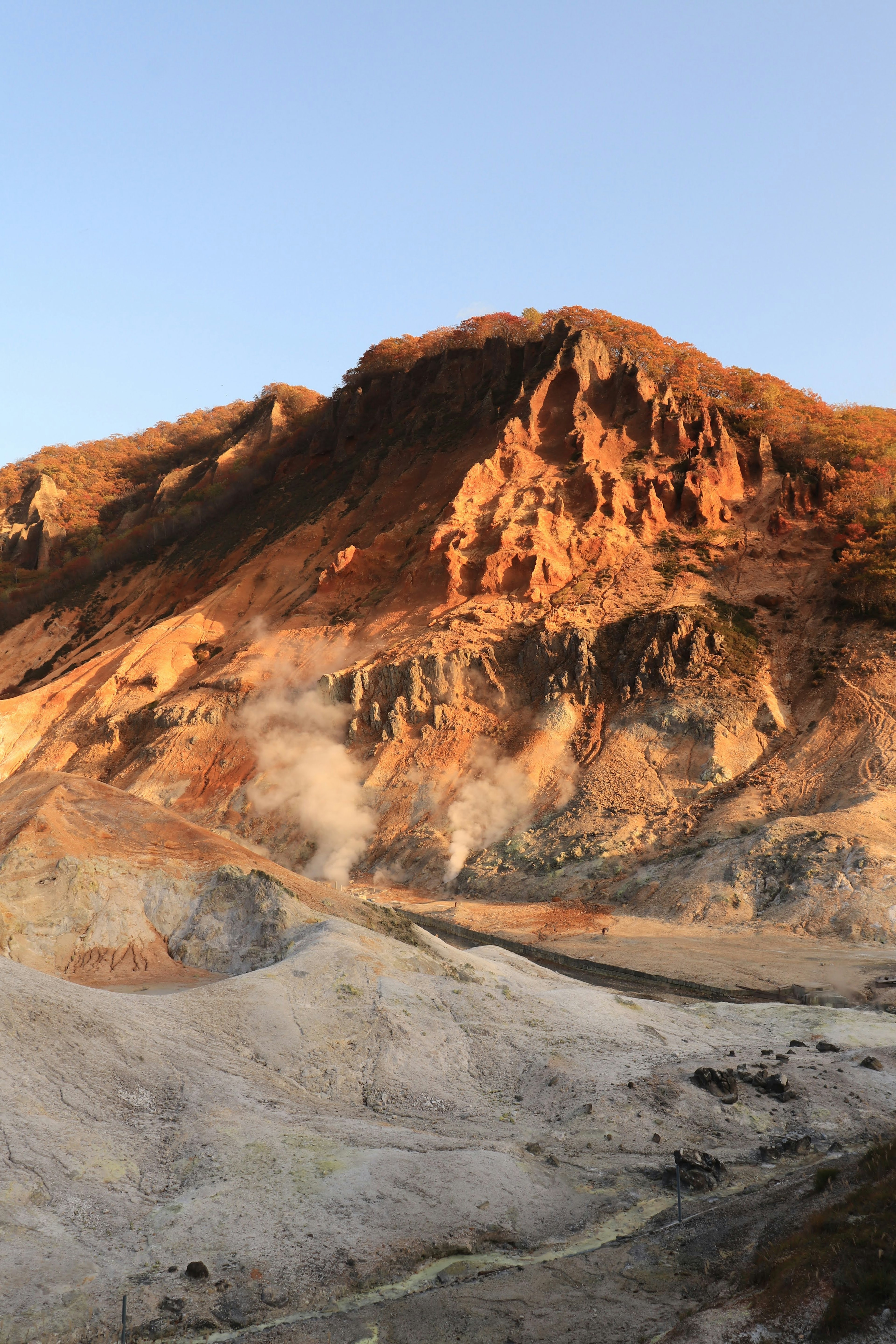 火山の山とその周囲の地形が描かれた画像