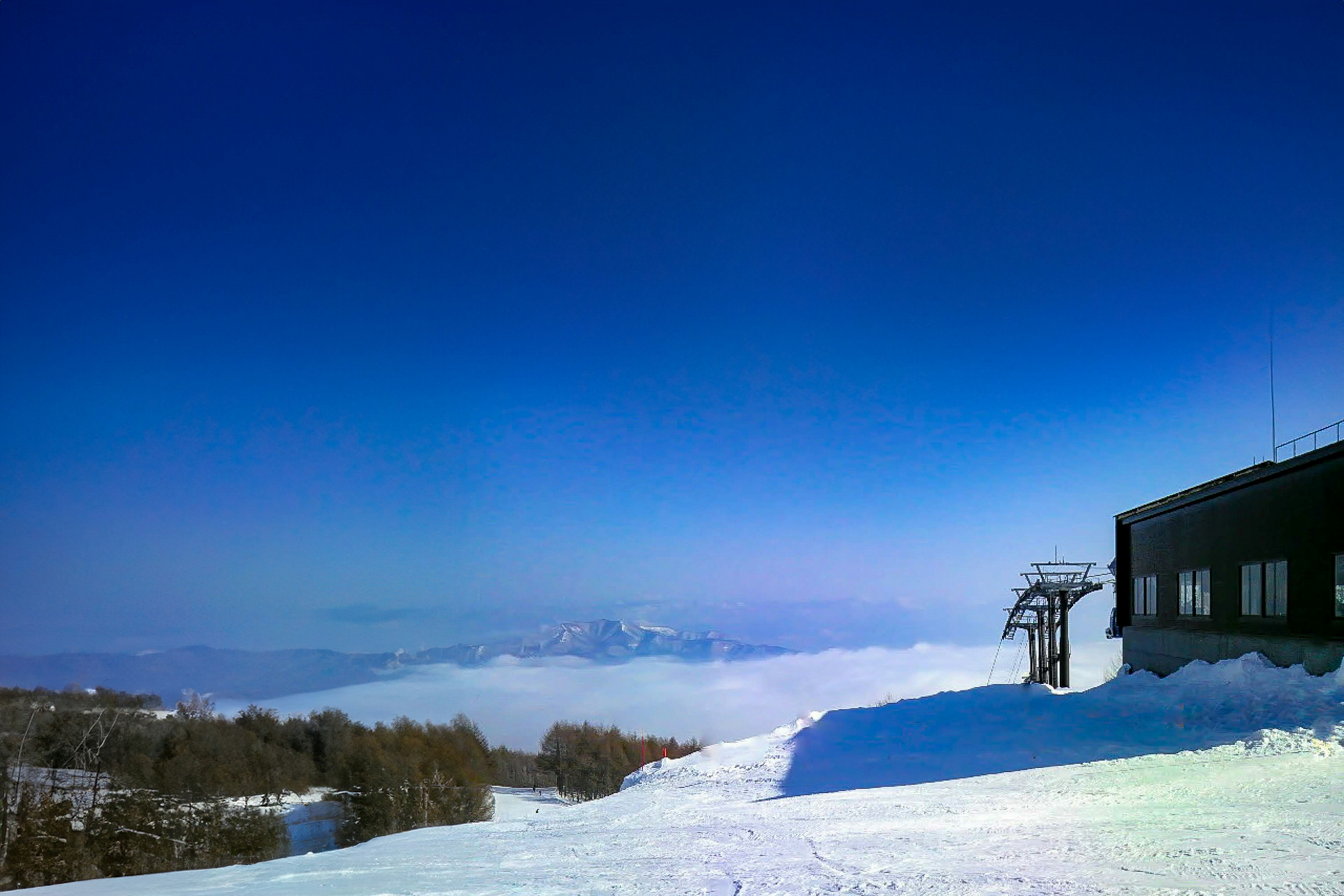 Paysage montagneux couvert de neige avec ciel bleu clair