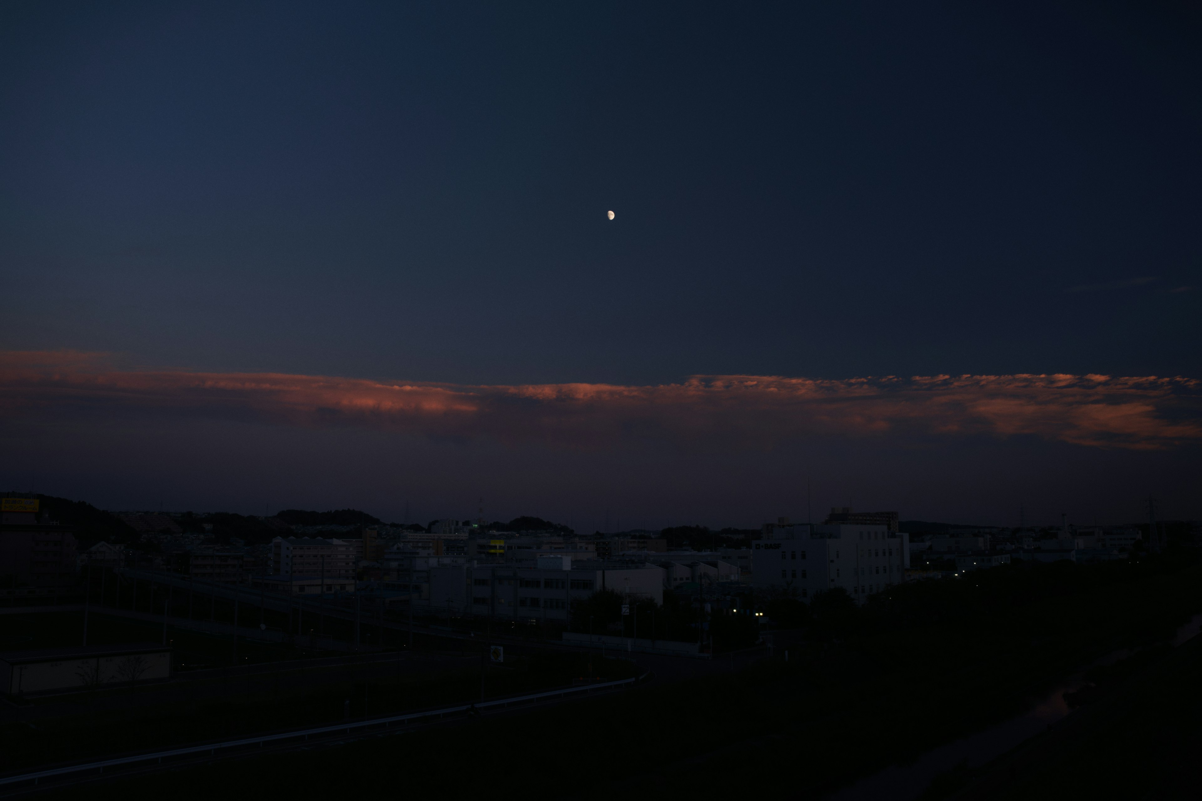 薄明かりの中に浮かぶ星と暗い空の風景