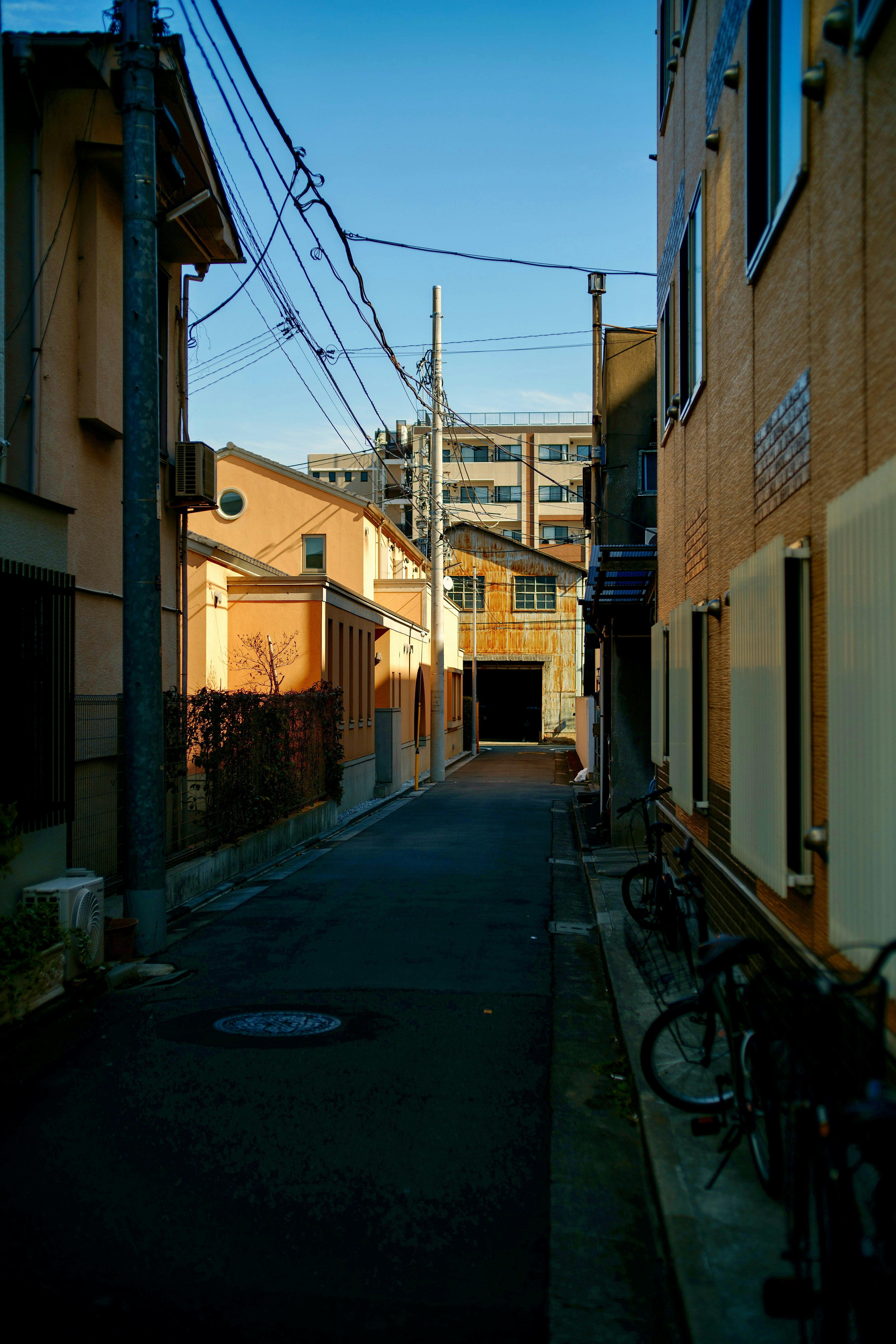 Vicolo stretto con edifici e cielo blu