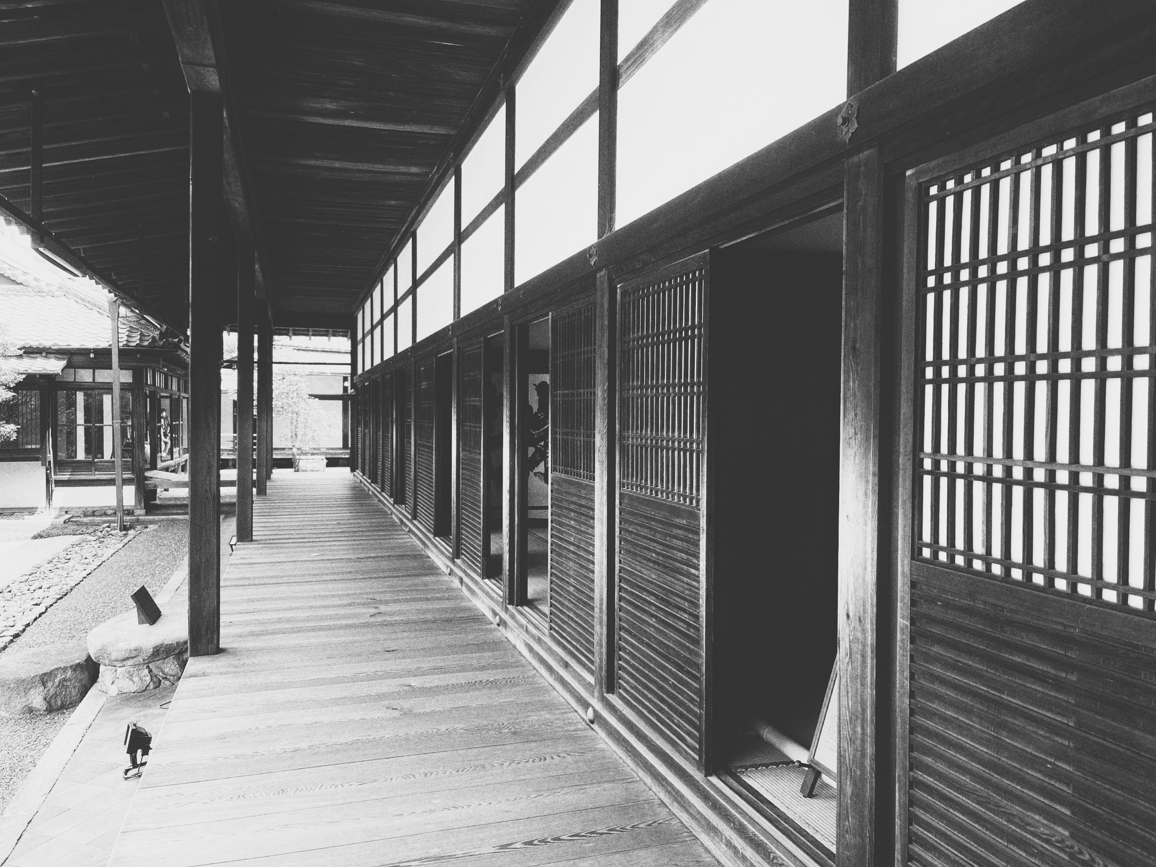 Arquitectura japonesa tradicional con un pasillo y puertas shoji deslizantes