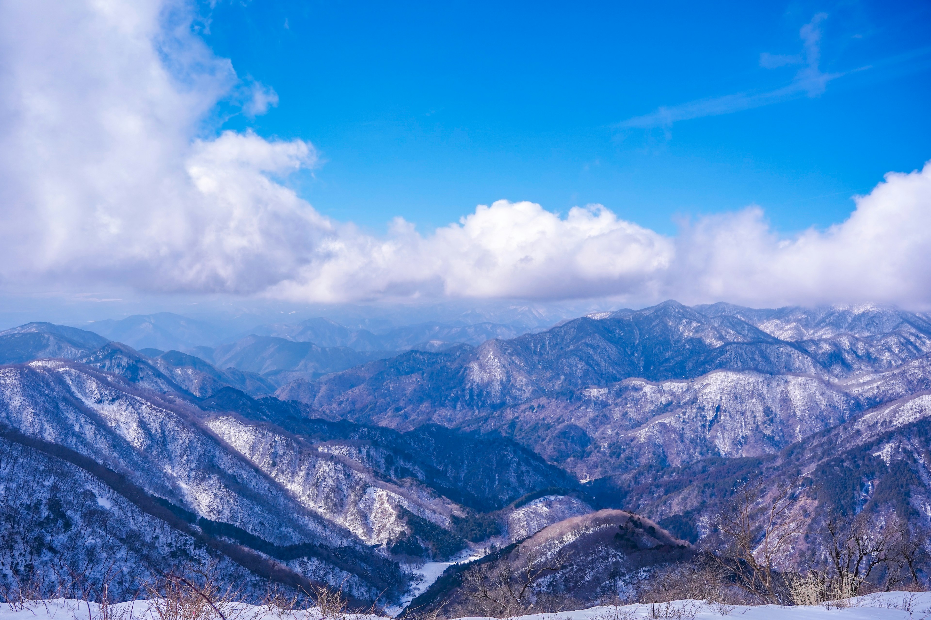 雪に覆われた山々と青空の風景