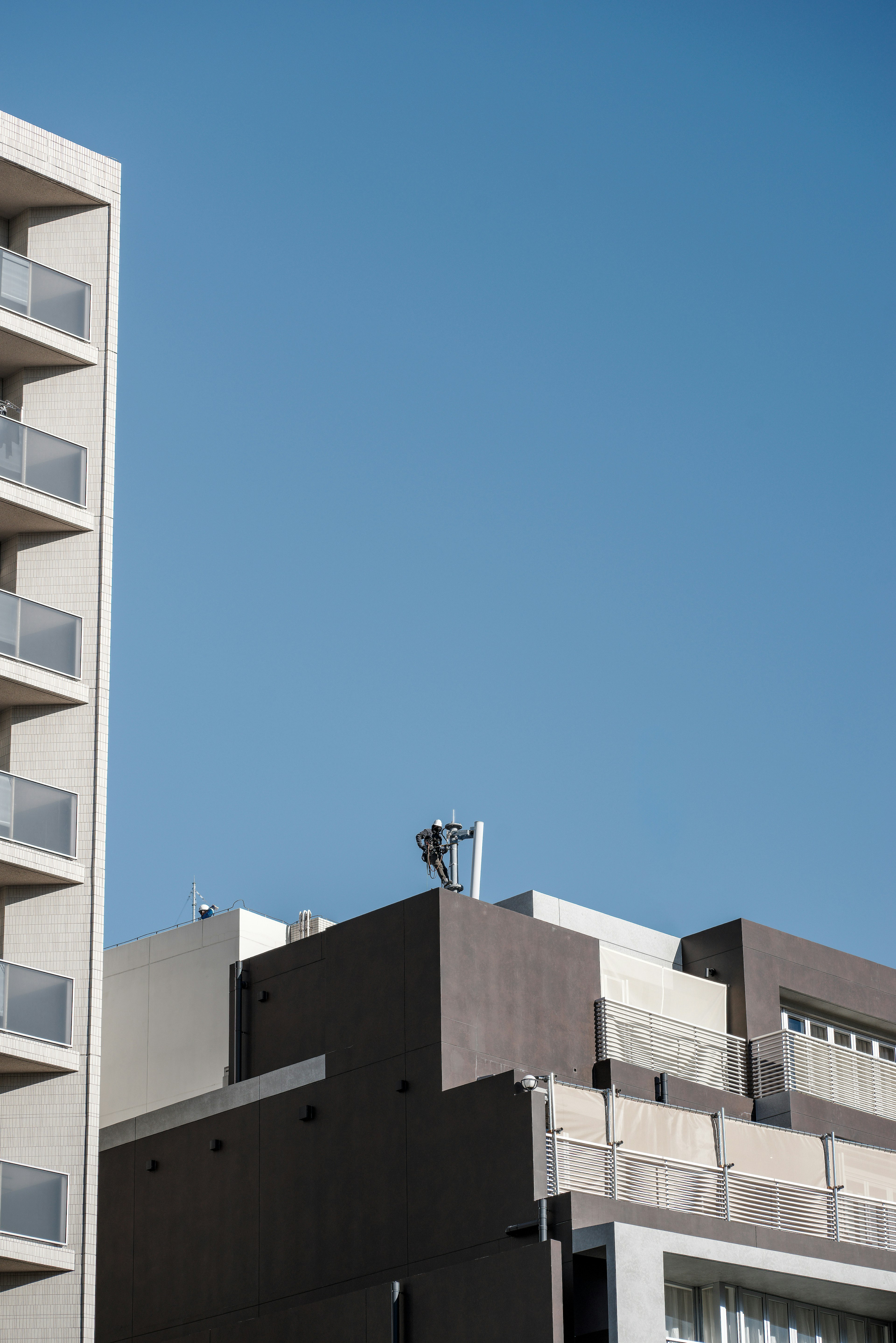 Edificio moderno con struttura sul tetto contro un cielo azzurro