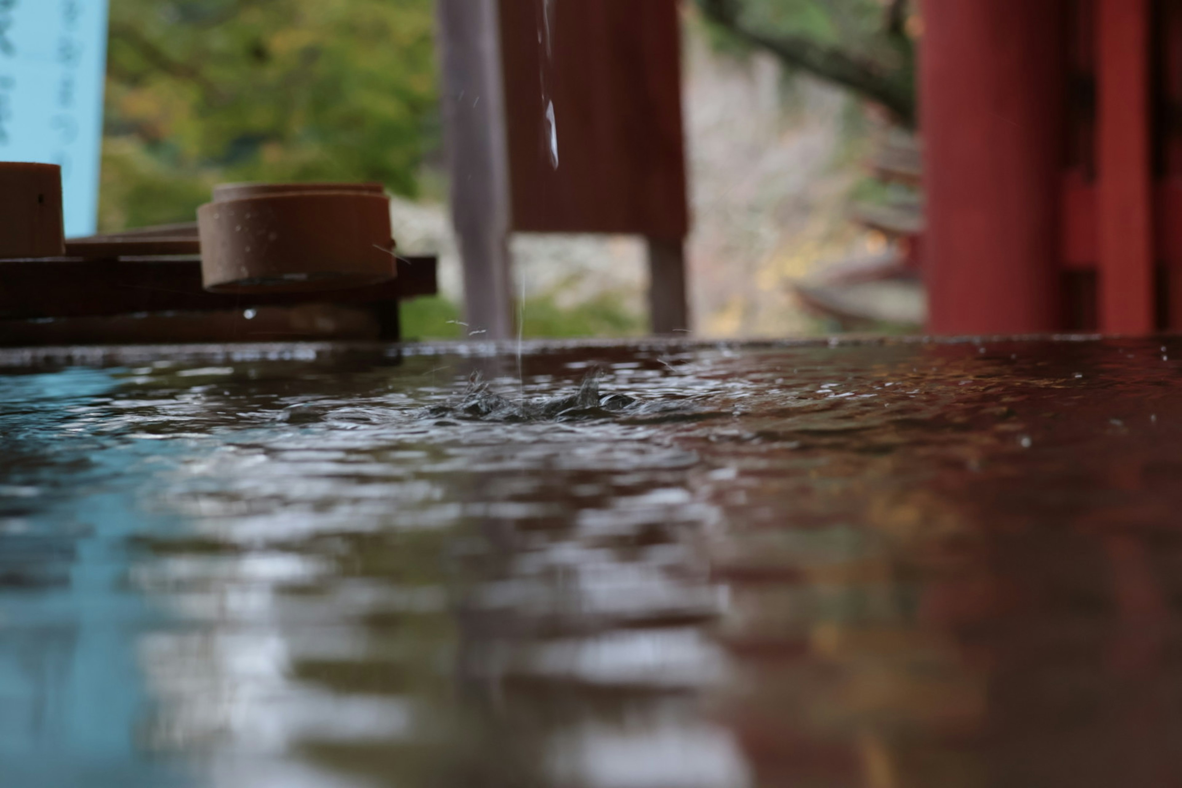 Scène calme avec des reflets sur une surface d'eau et des éléments flous en arrière-plan