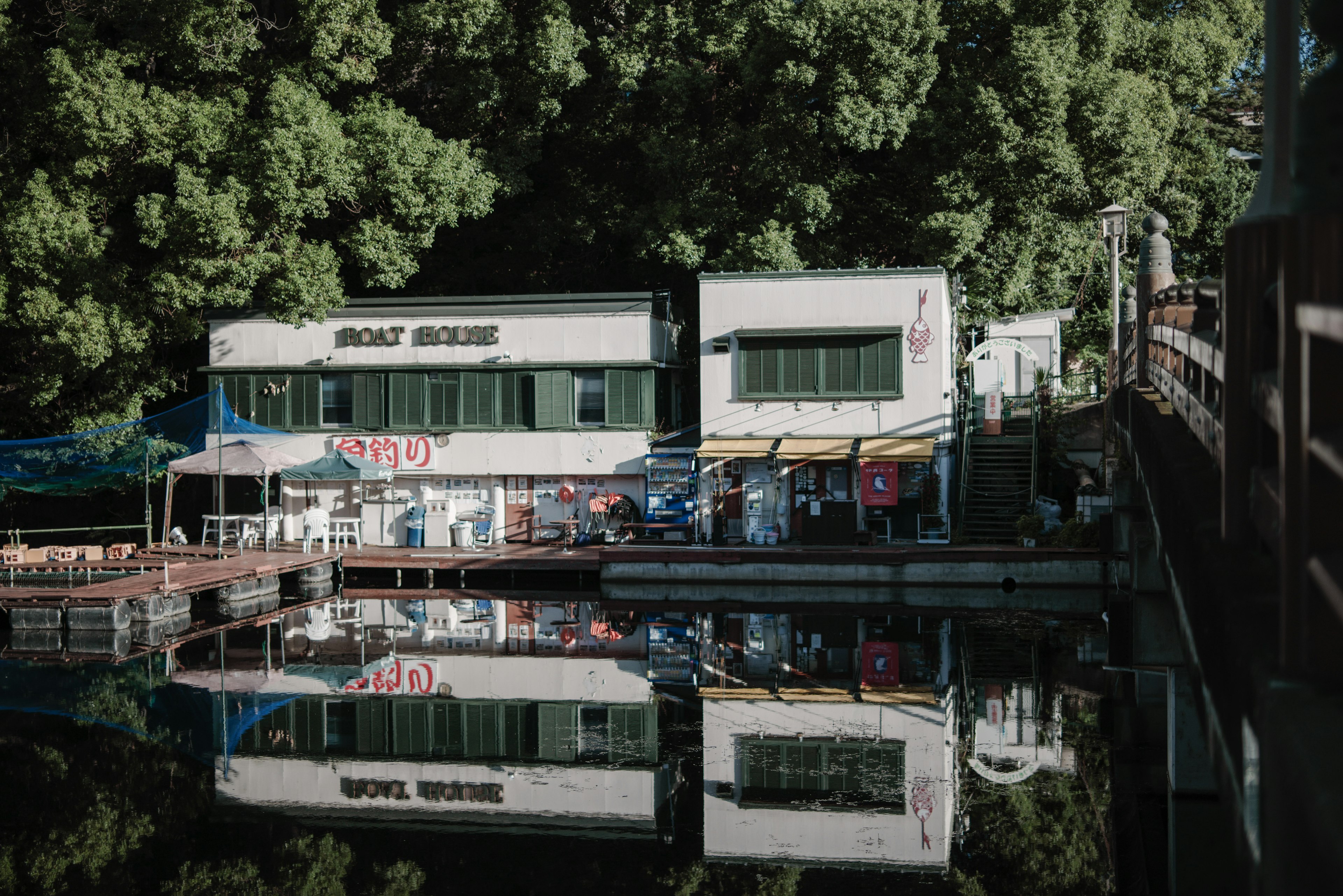 Wasserrestaurant umgeben von Grün mit Reflexion im Wasser