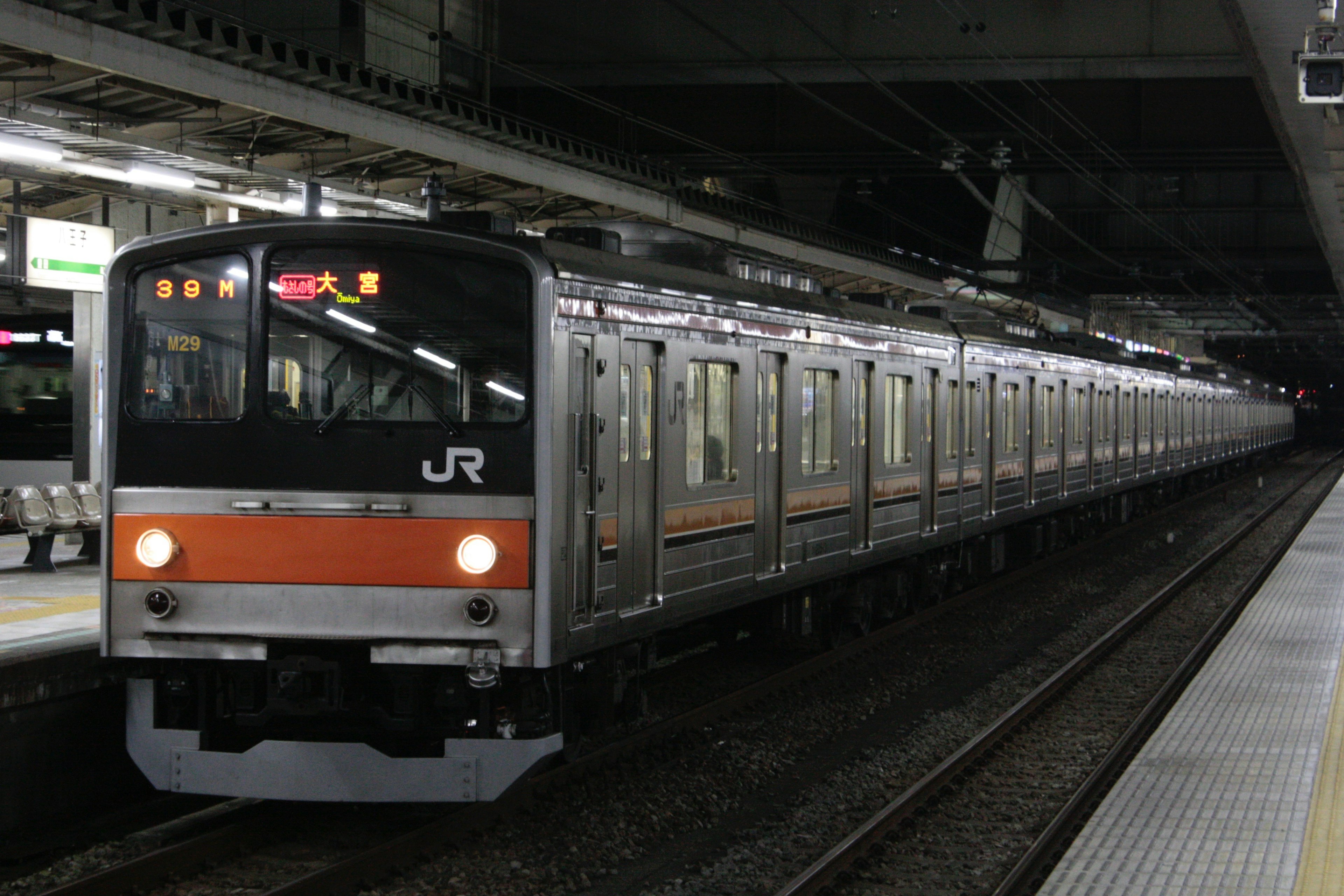 JR電車が地下駅で停車しているシーン