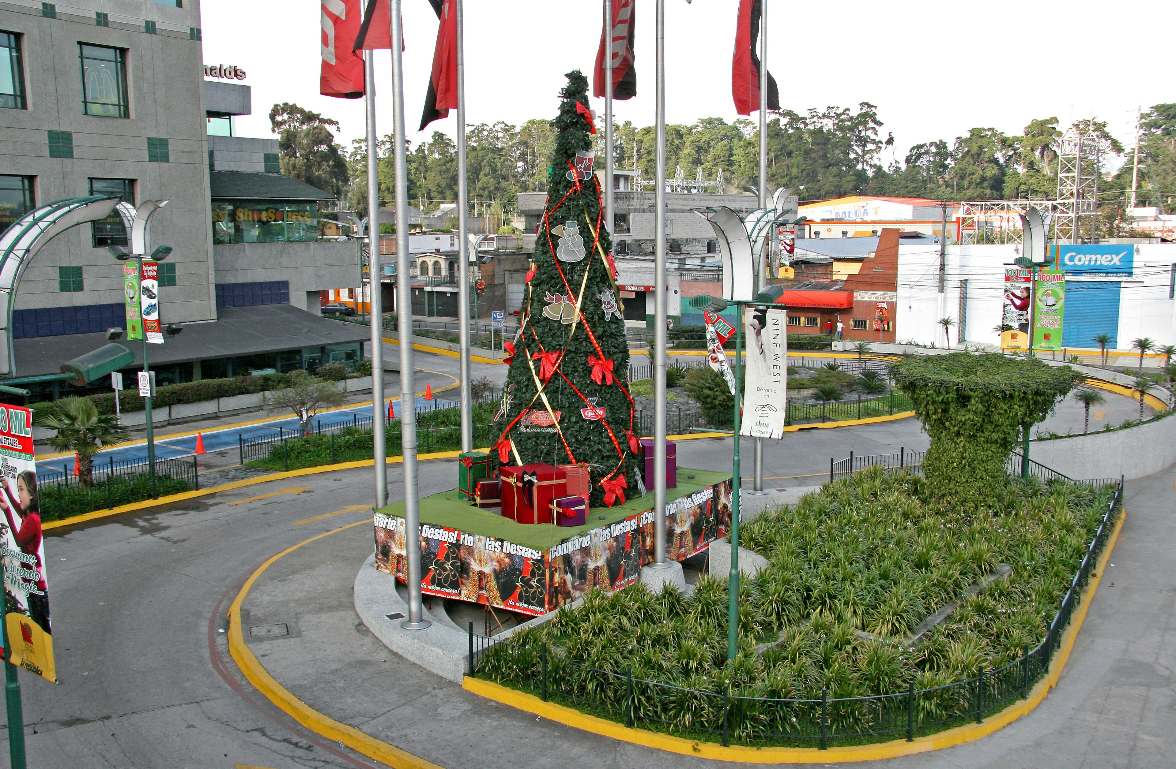 A decorated Christmas tree in a traffic roundabout