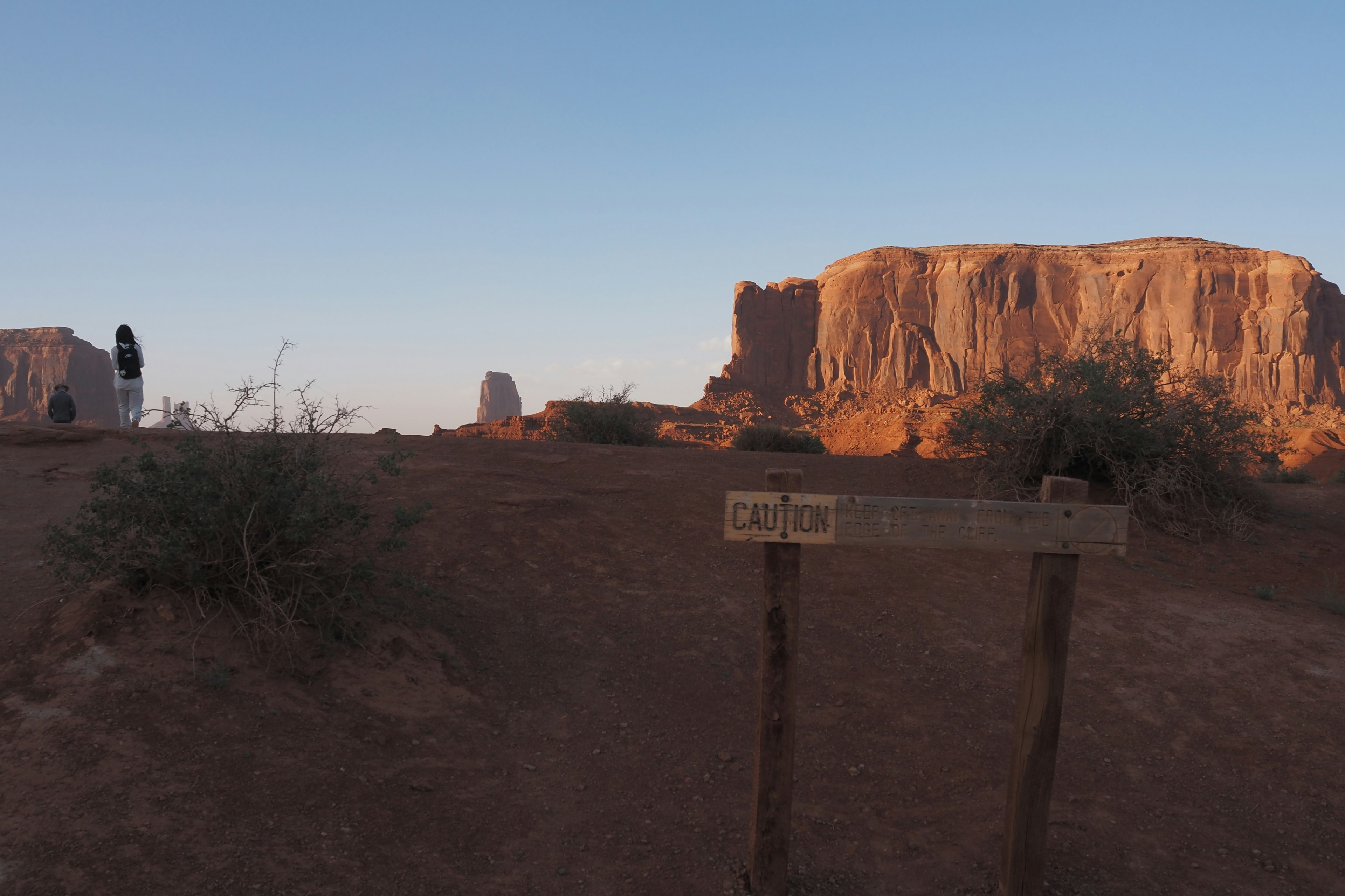 ทิวทัศน์ของ Monument Valley พร้อมป้ายไม้