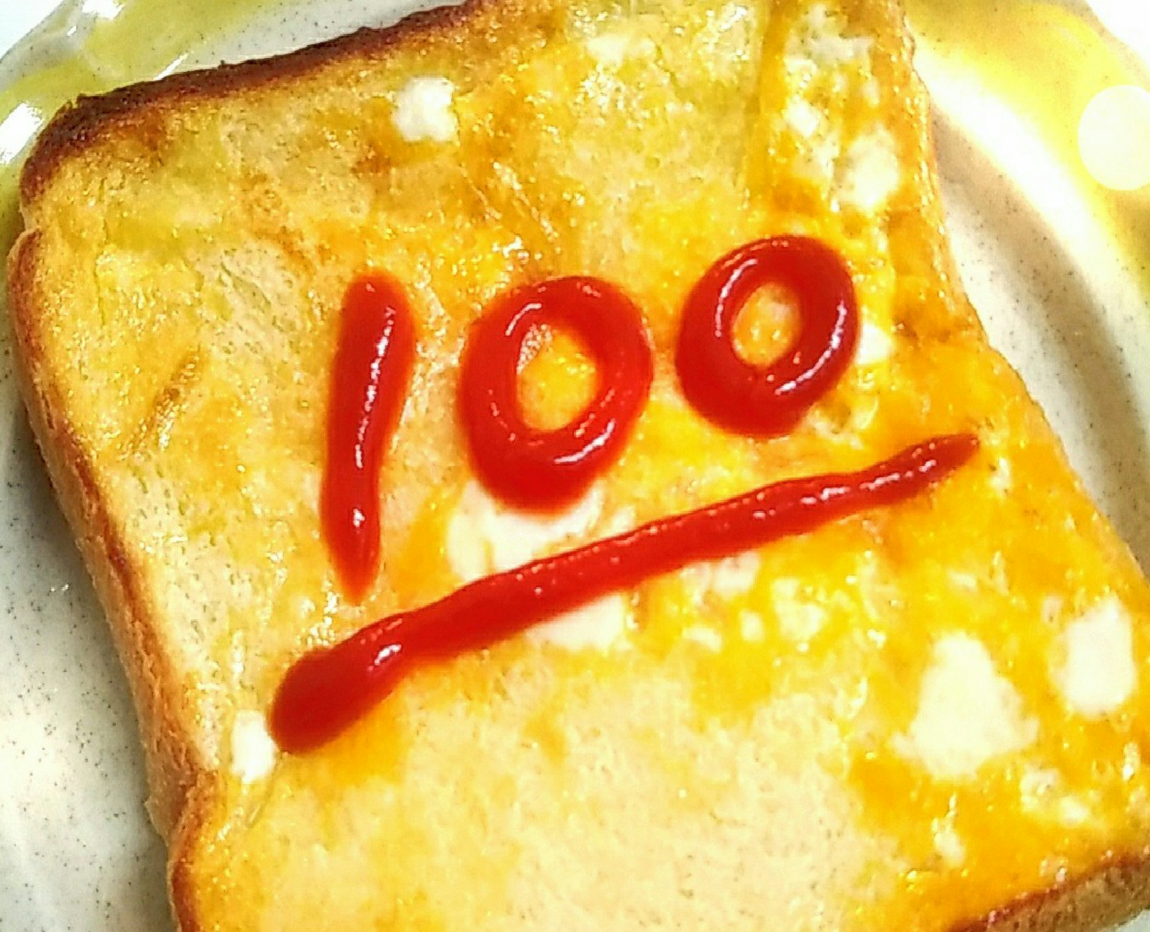 Toast mit Ketchup in Form der Zahl 100