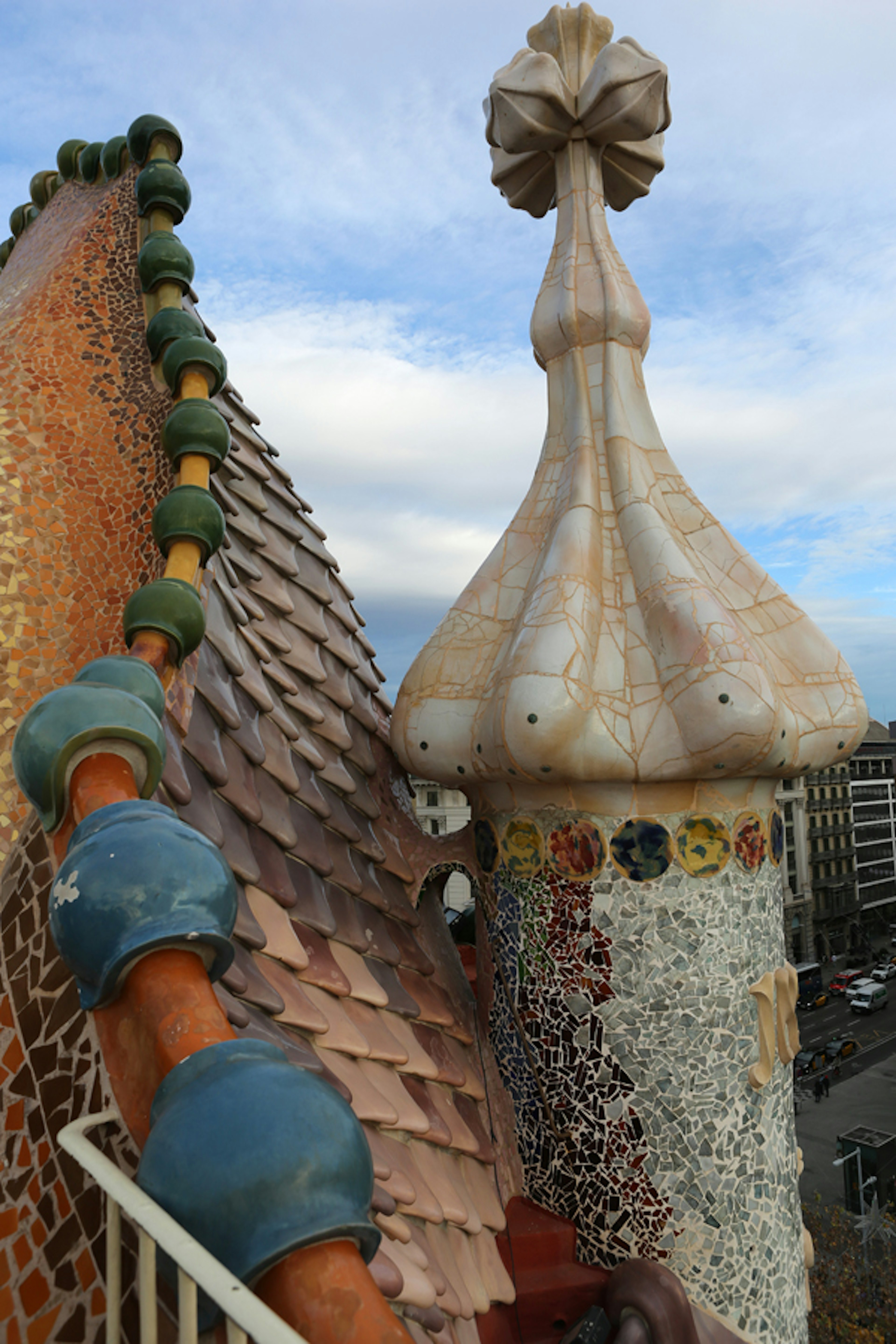 Ubin dekoratif dan menara di atap Casa Batlló