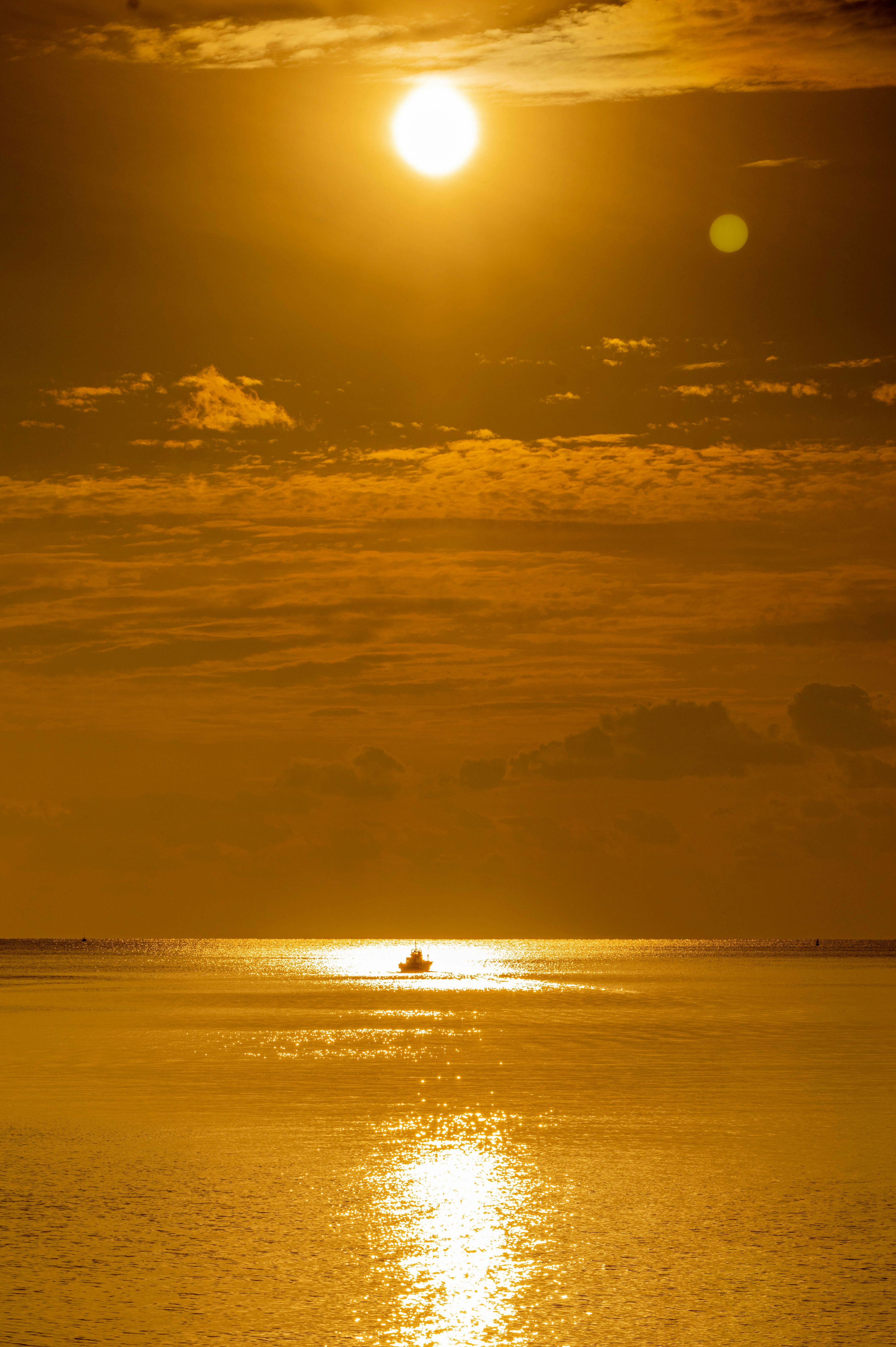 Magnifique coucher de soleil orange se reflétant sur l'océan