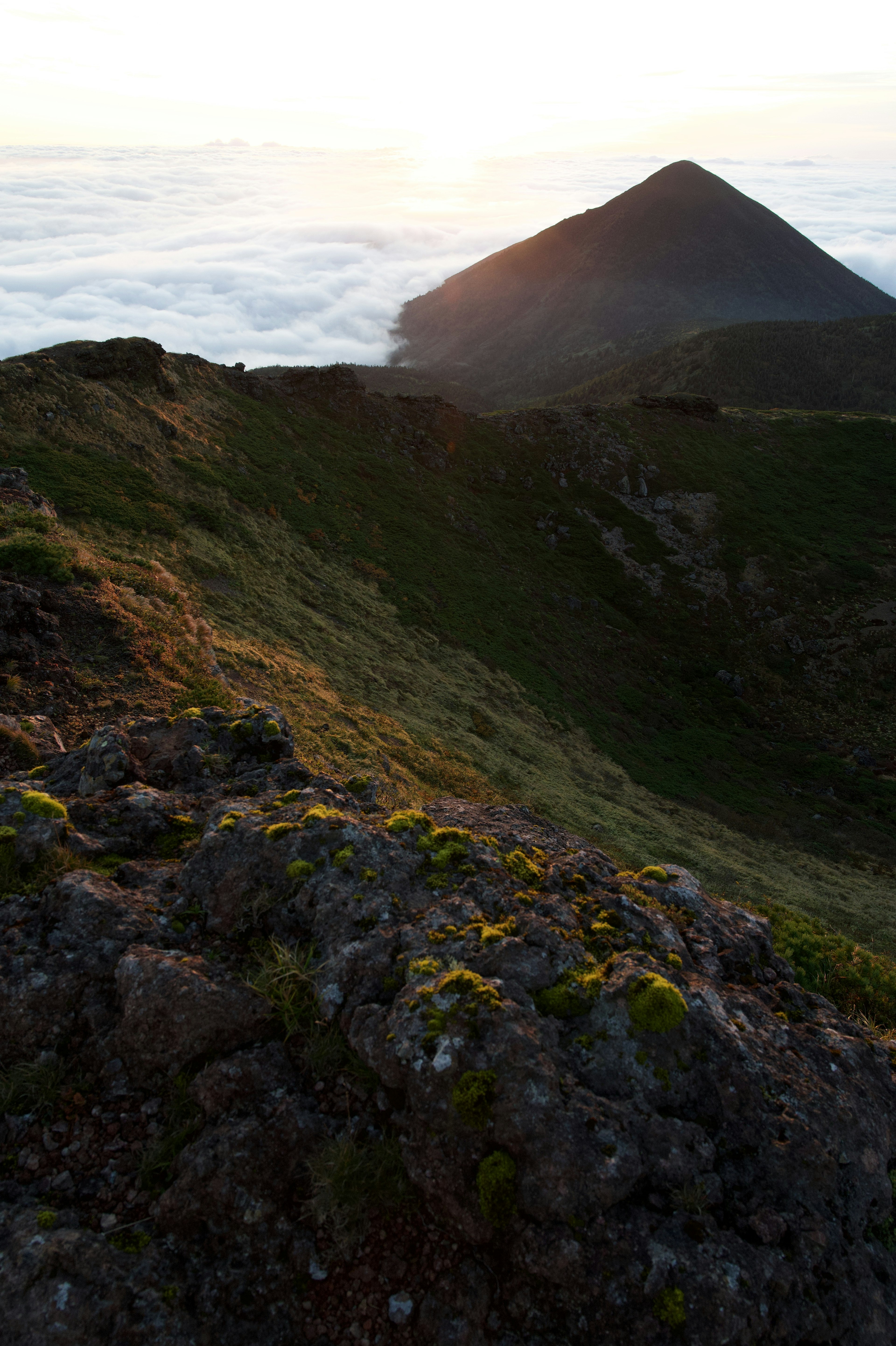 Schöne Sonnenaufgangsansicht mit Bergkamm und Wolkenmeer