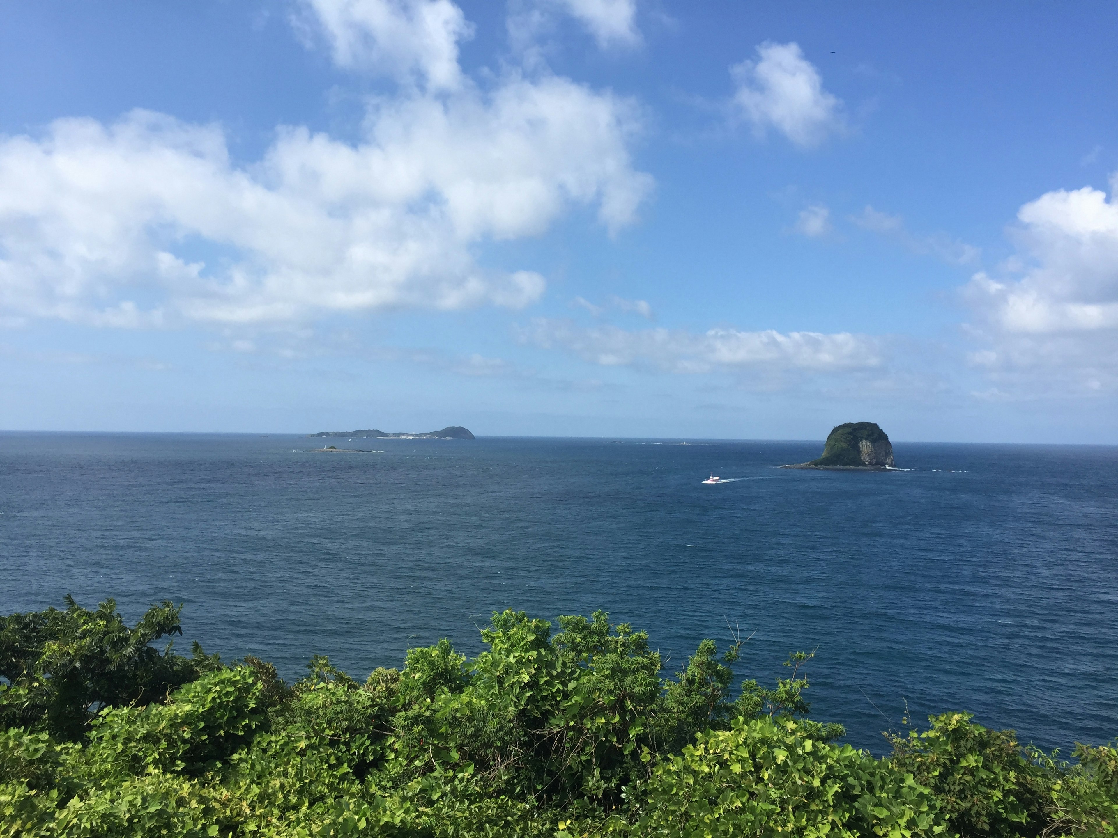 蓝色海洋和天空的风景，远处有小岛