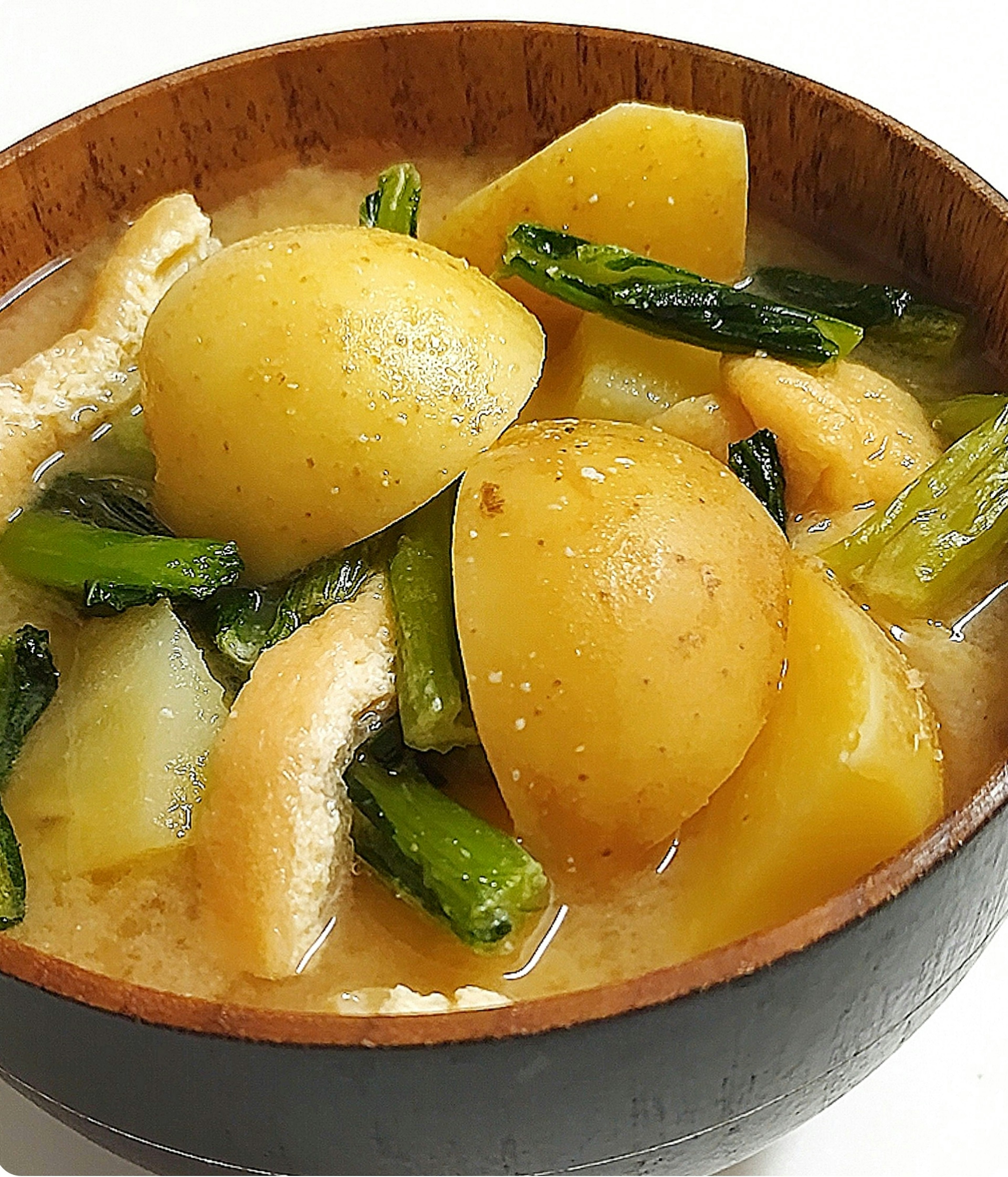 Ciotola di deliziosa zuppa di verdure e patate