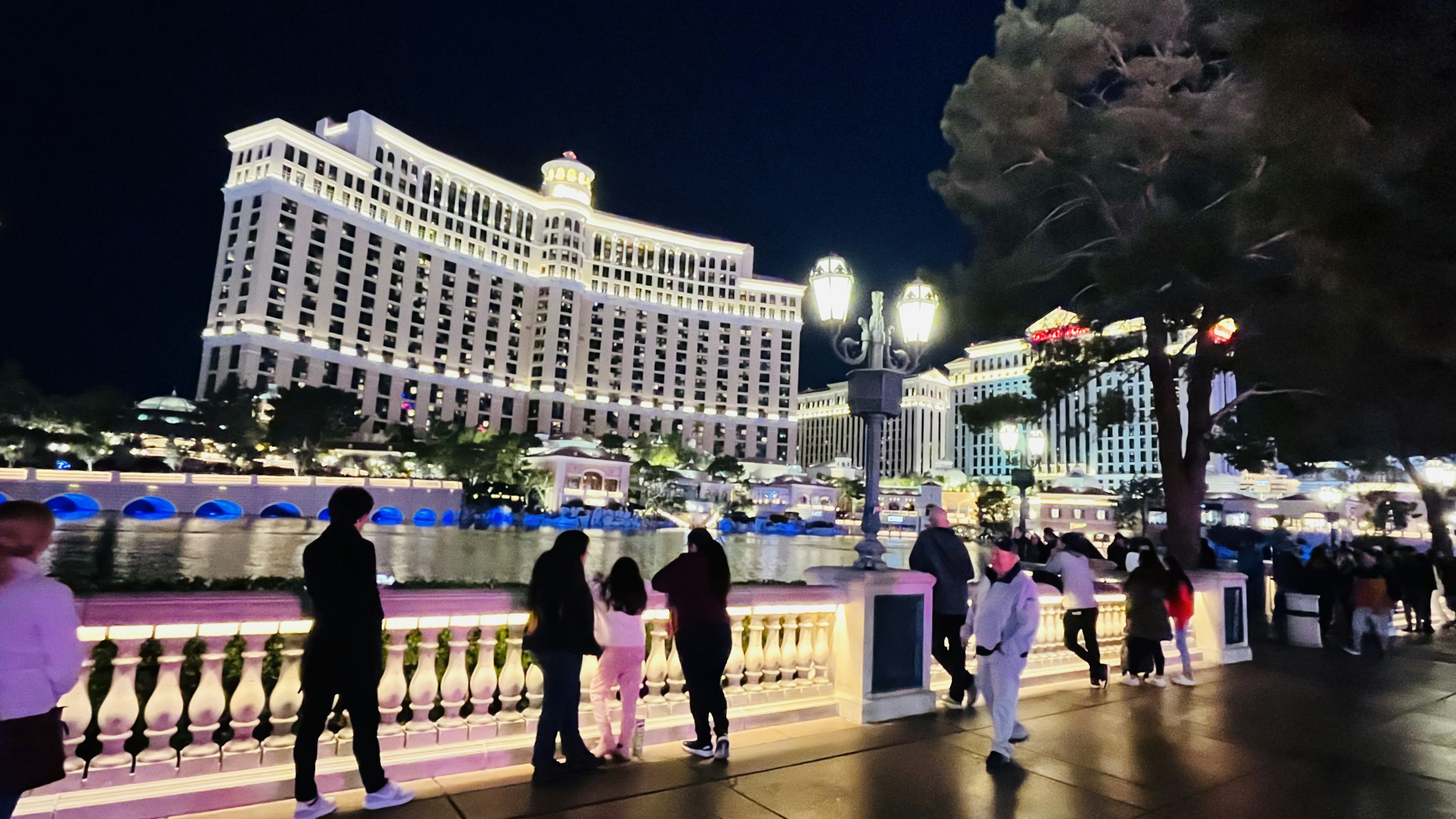 Schöner Blick auf das Bellagio Hotel in Las Vegas bei Nacht mit Menschen