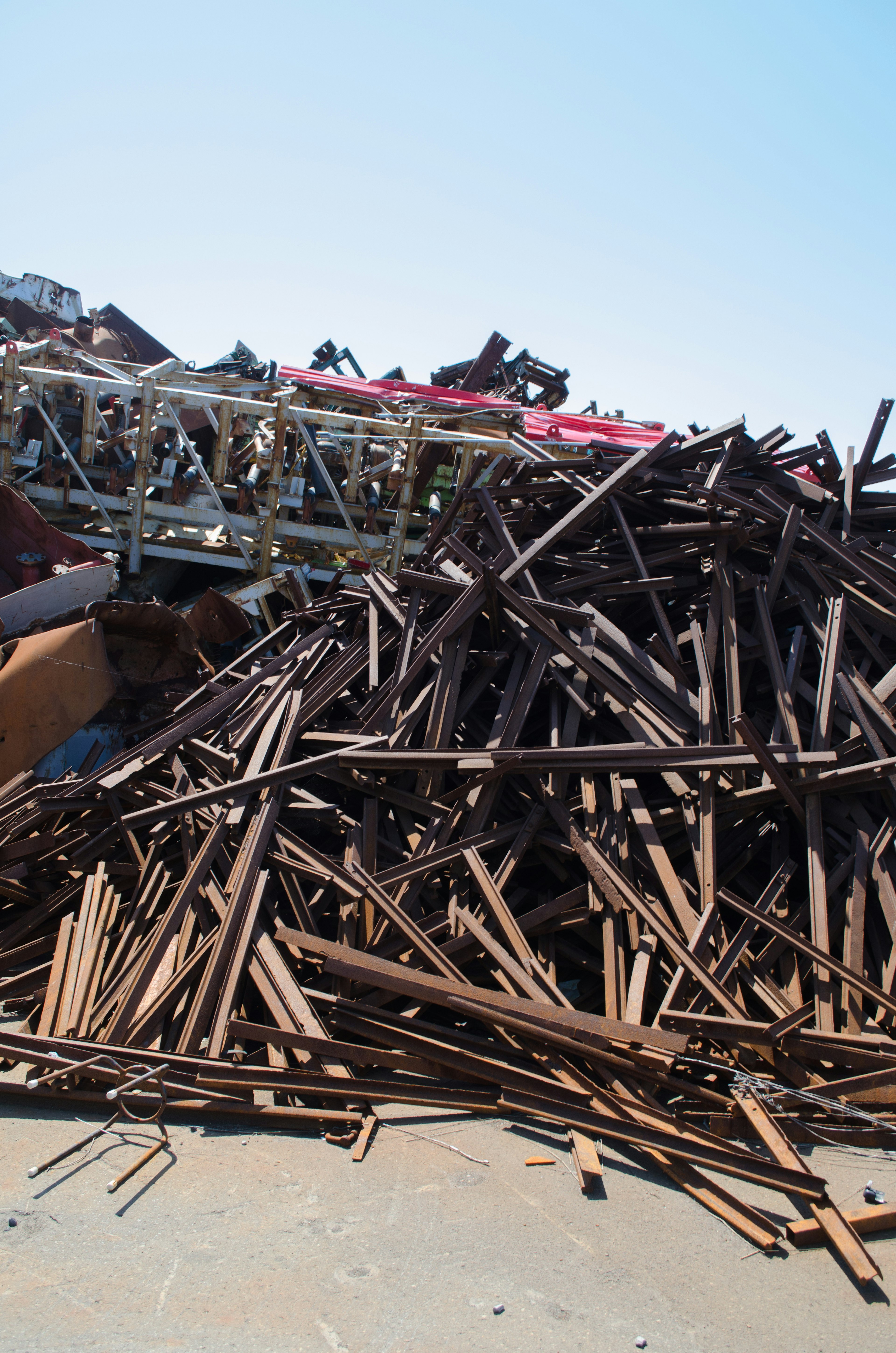 Une grande pile de déchets métalliques et de bois dans un chantier de construction