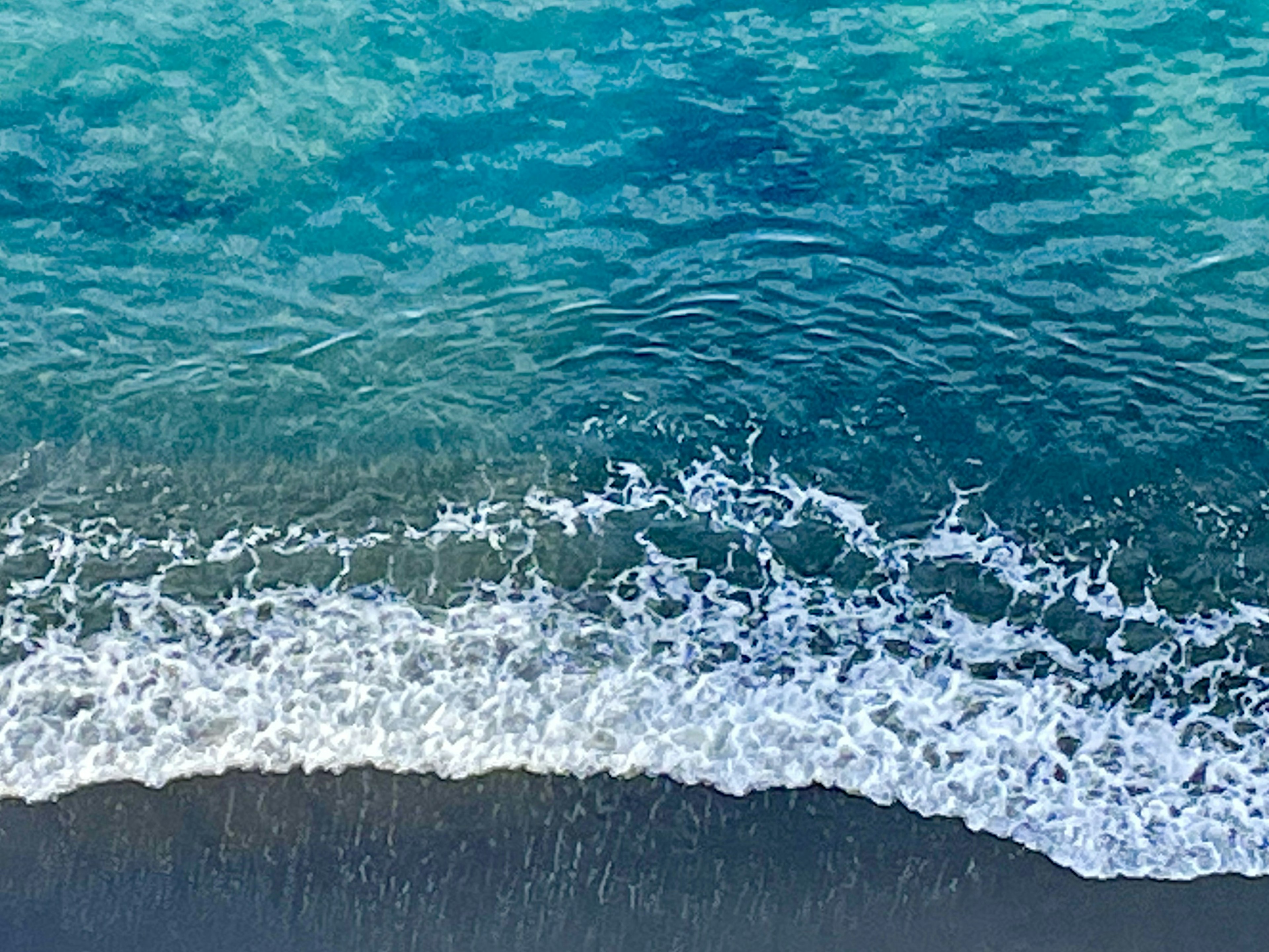 Schöne Aussicht auf den blauen Ozean und die weißen Wellen