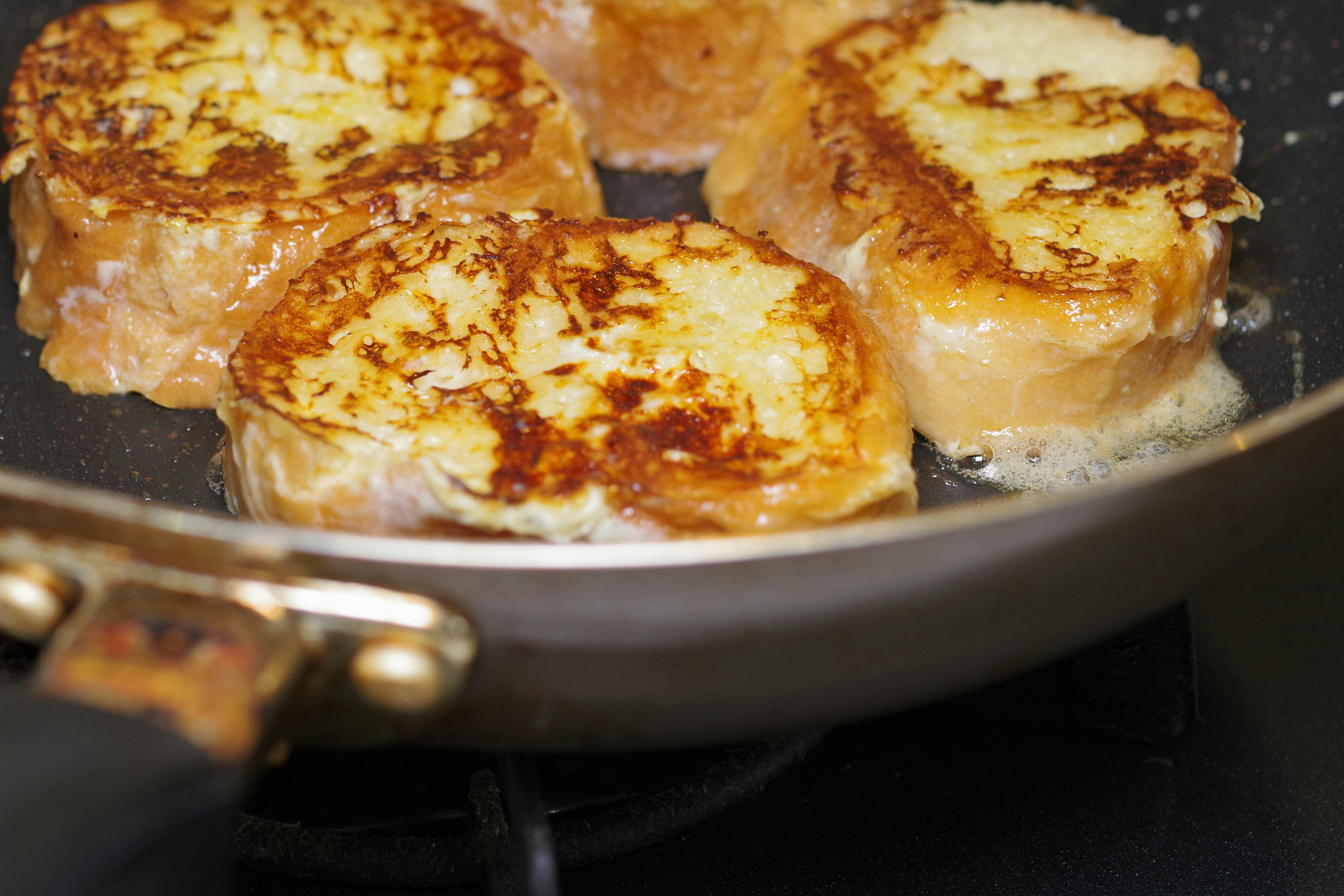 Französischer Toast, der in einer Pfanne brät