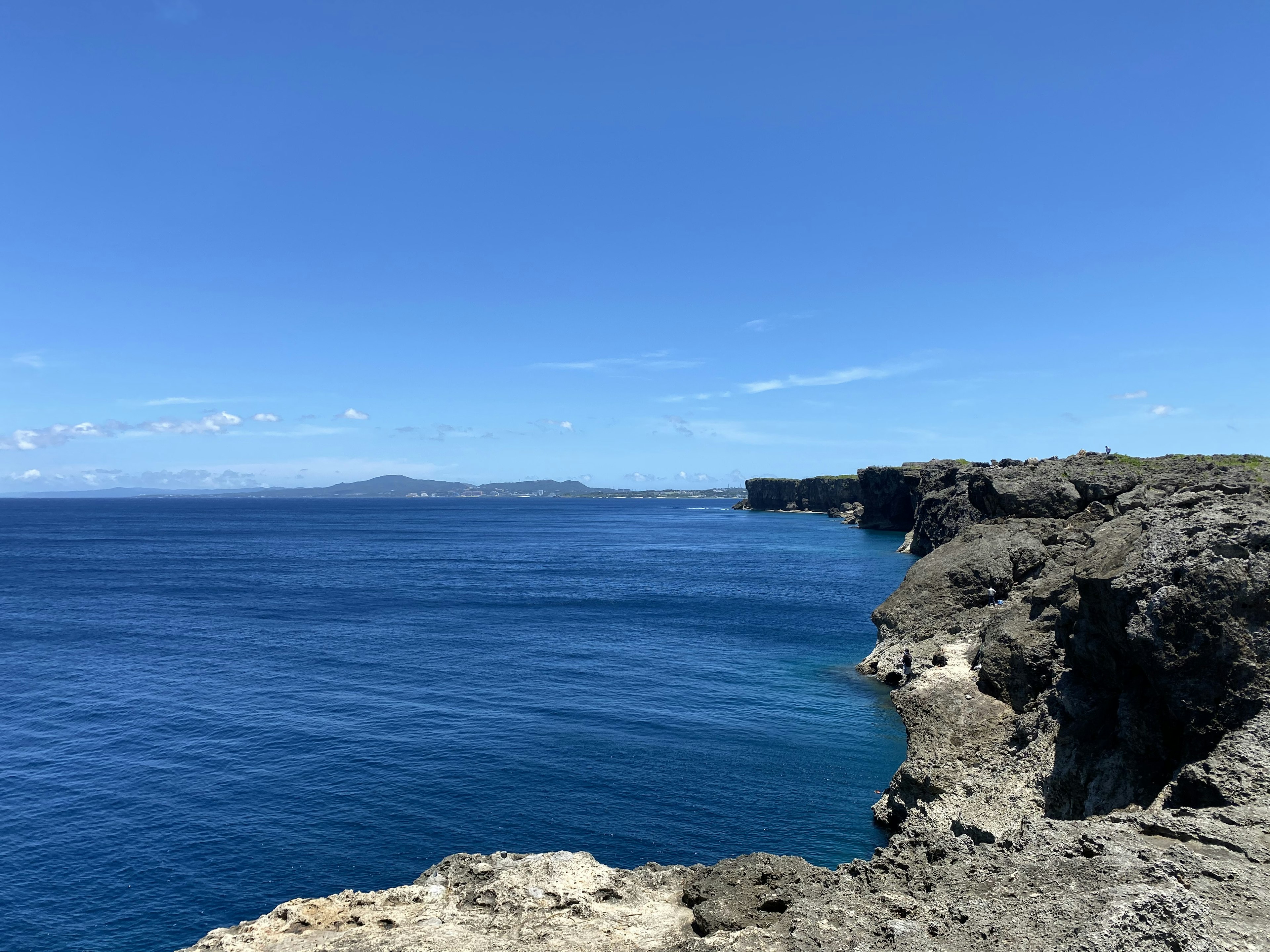 Vue panoramique de l'océan bleu et des falaises rocheuses