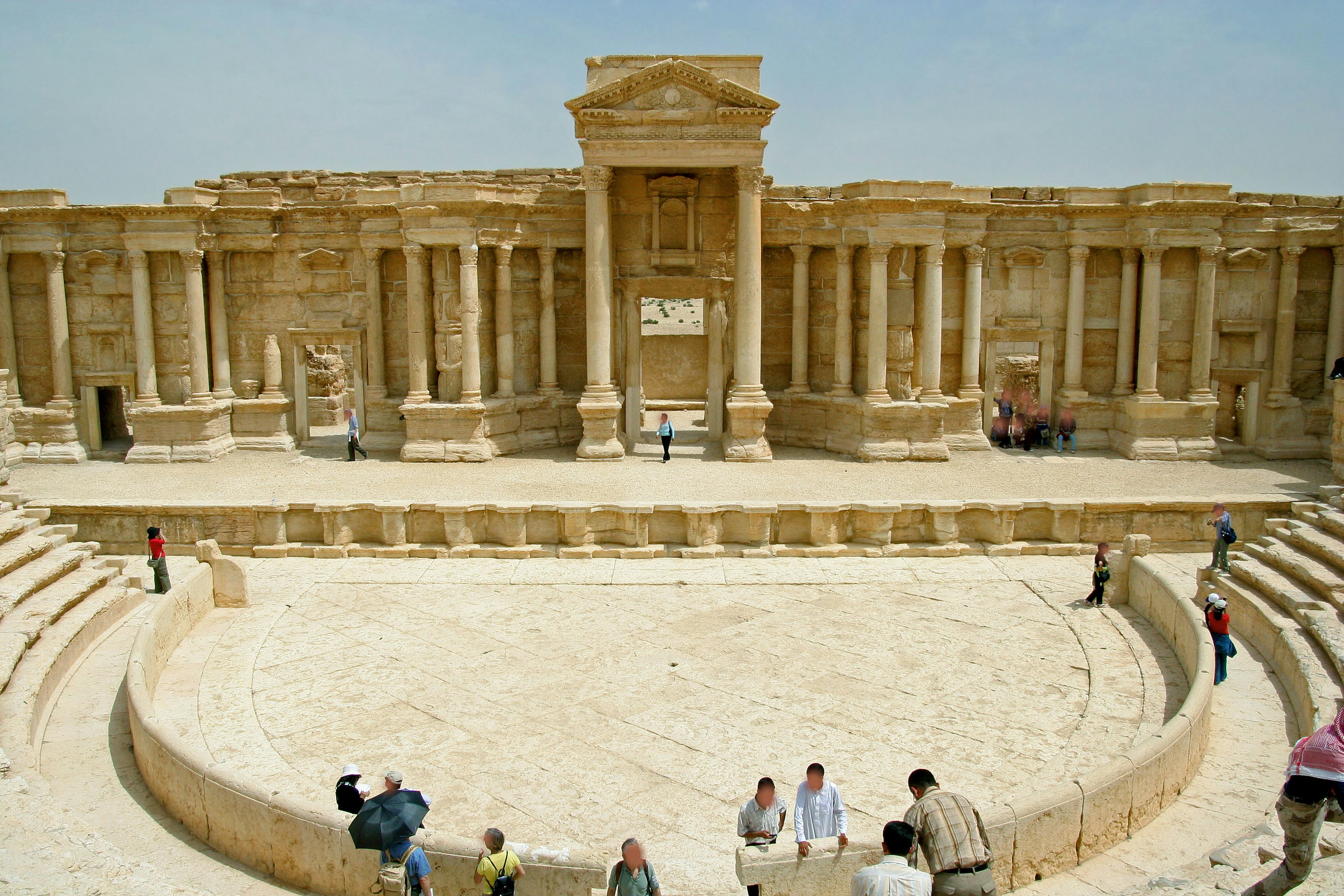 Théâtre circulaire ancien avec ruines de structure en pierre