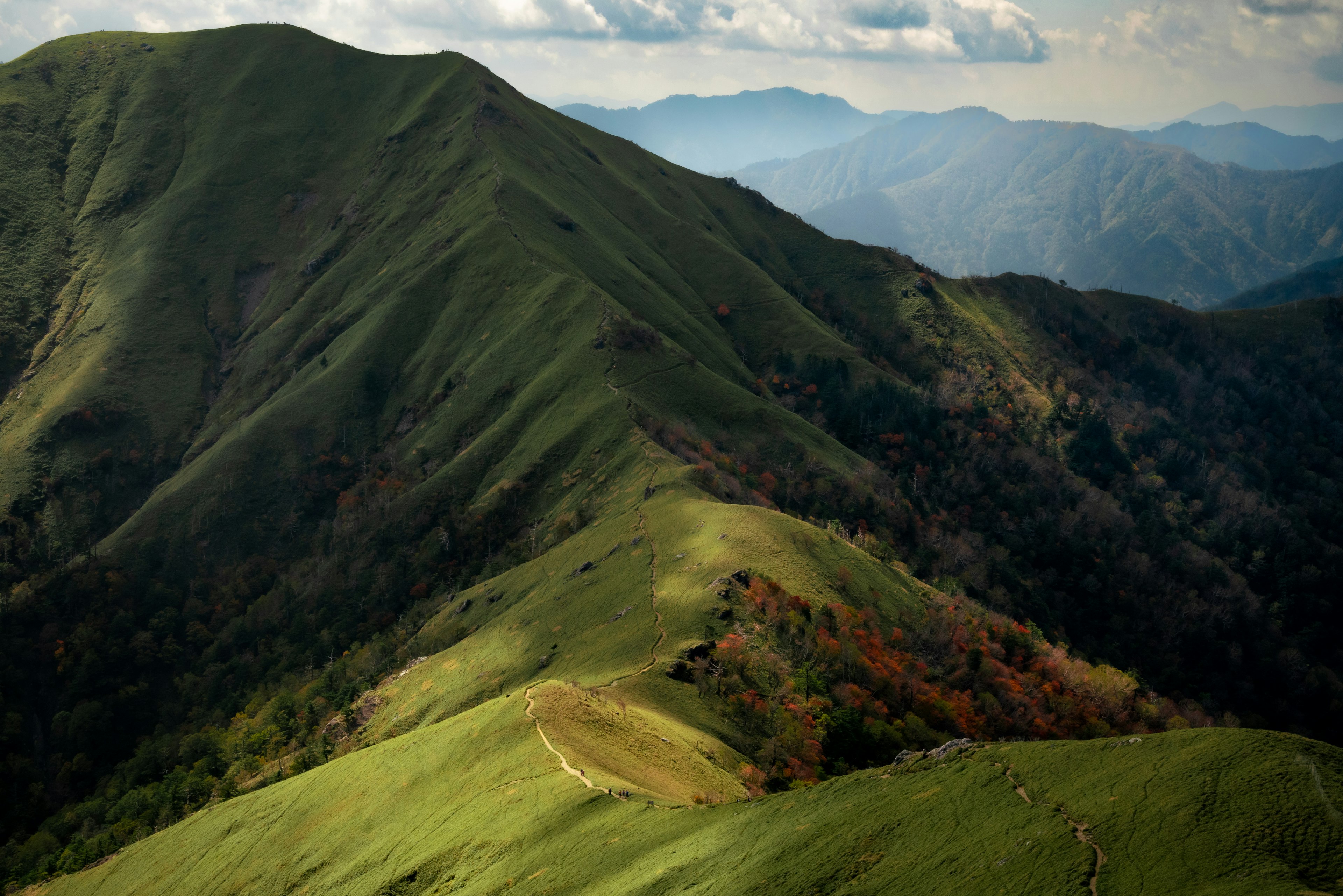 Paysage de montagnes verdoyantes et de collines sinueuses