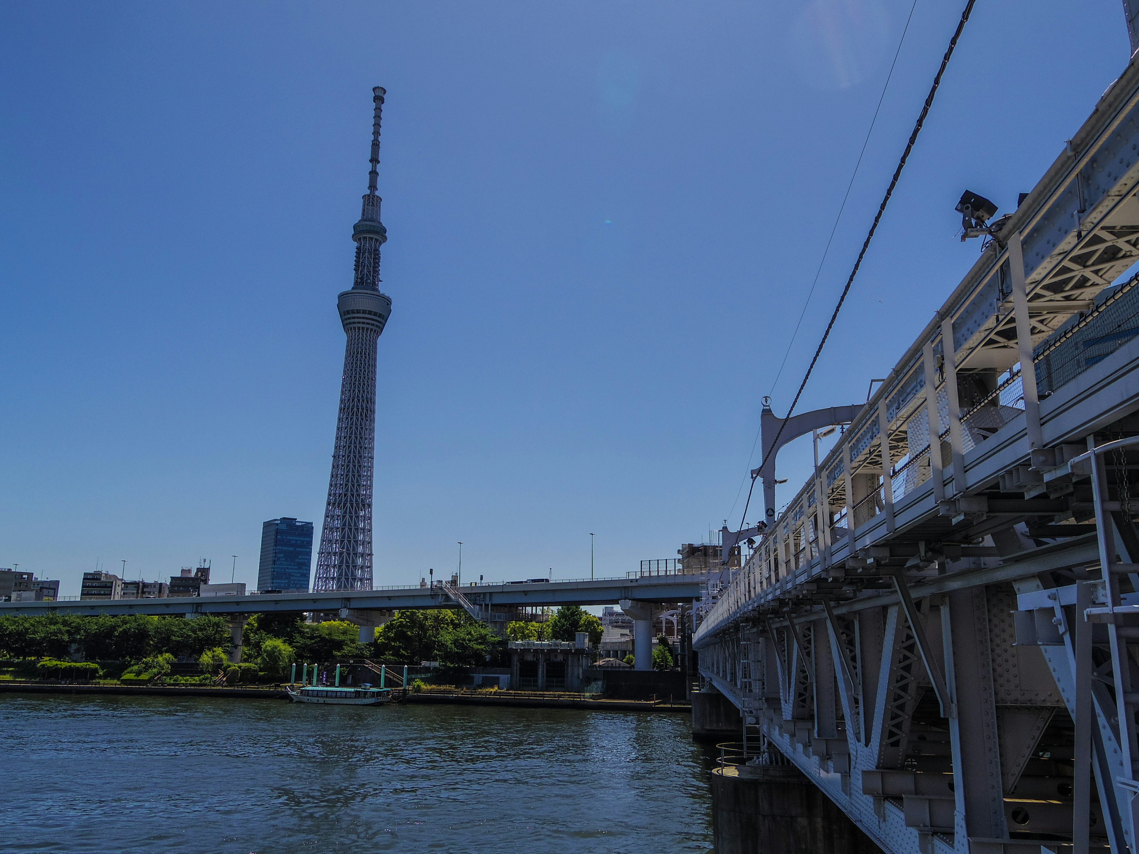 Tokyo Skytree với bầu trời xanh sáng và cảnh sông