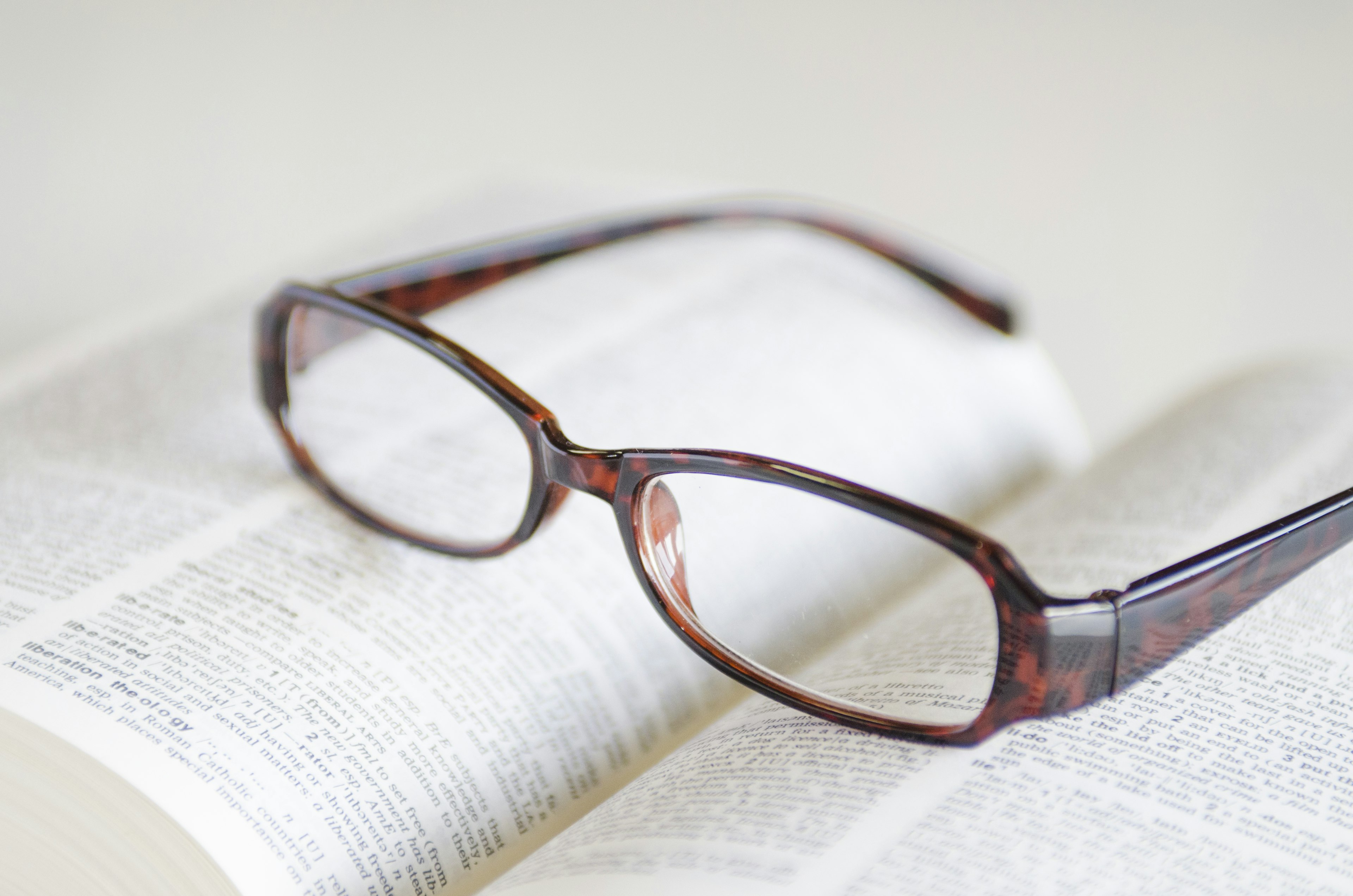 Brille liegt auf einem offenen Buch