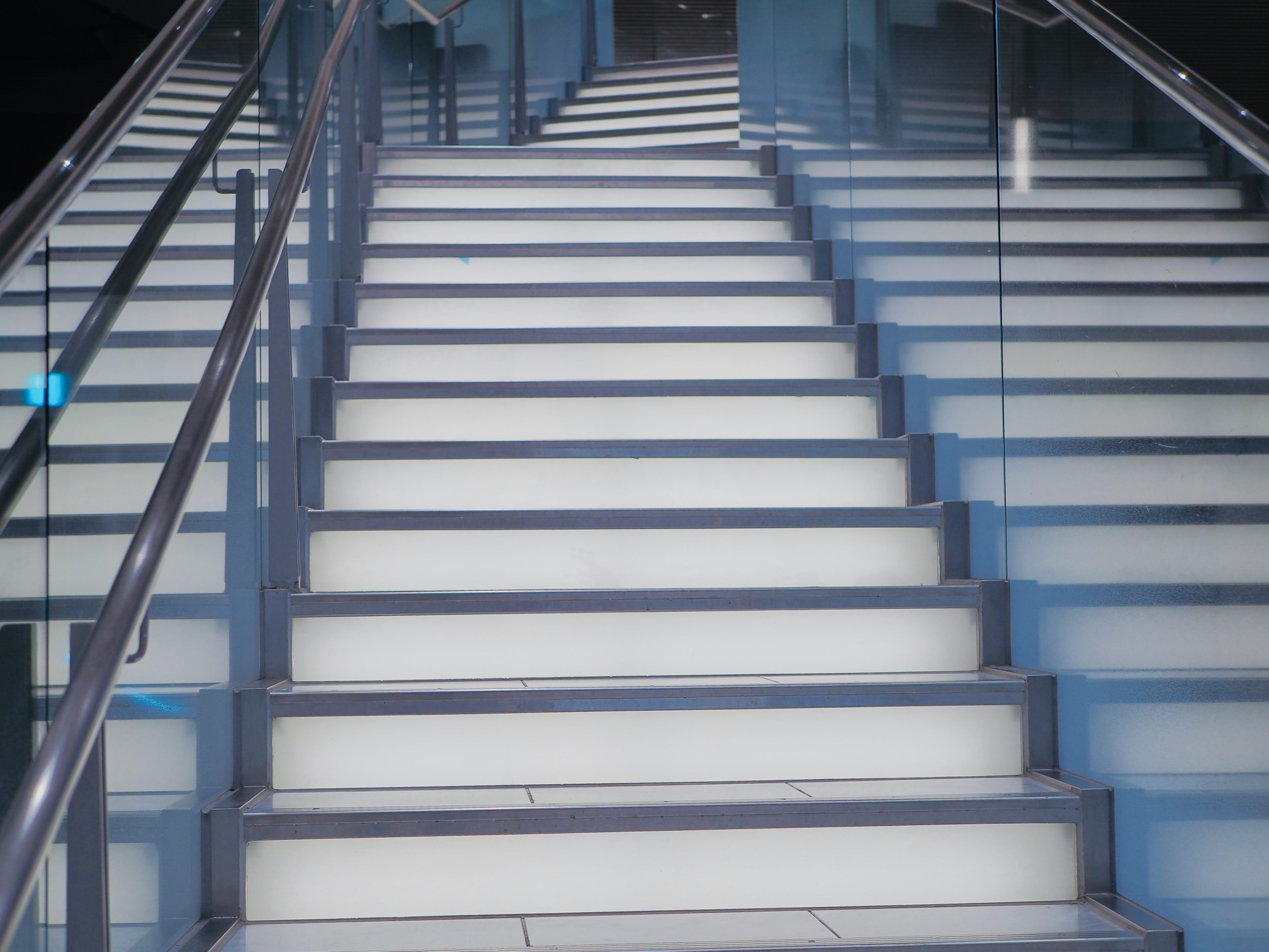 Image présentant un escalier moderne avec des marches illuminées