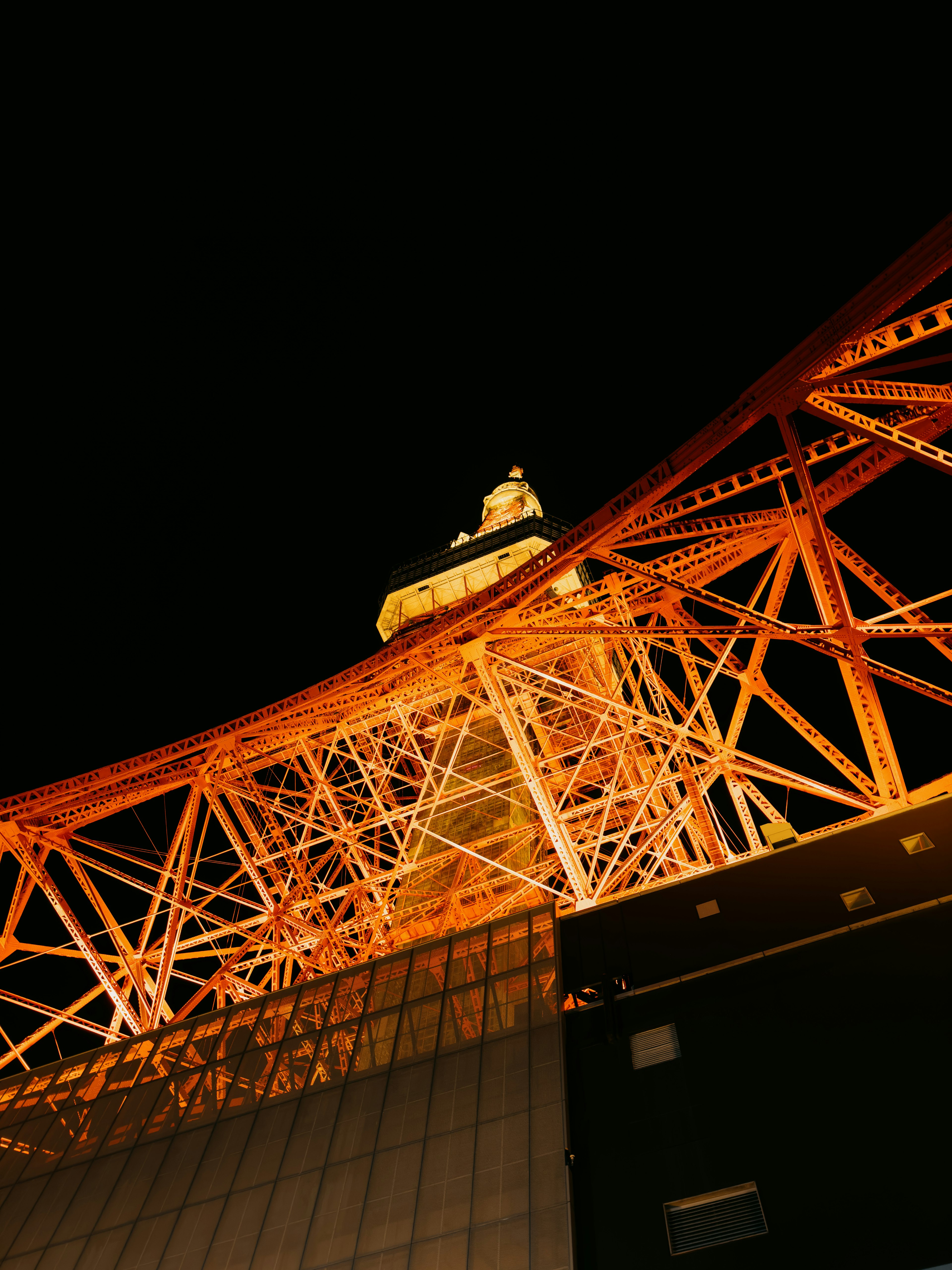 Torre di Tokyo illuminata di notte con luci arancioni