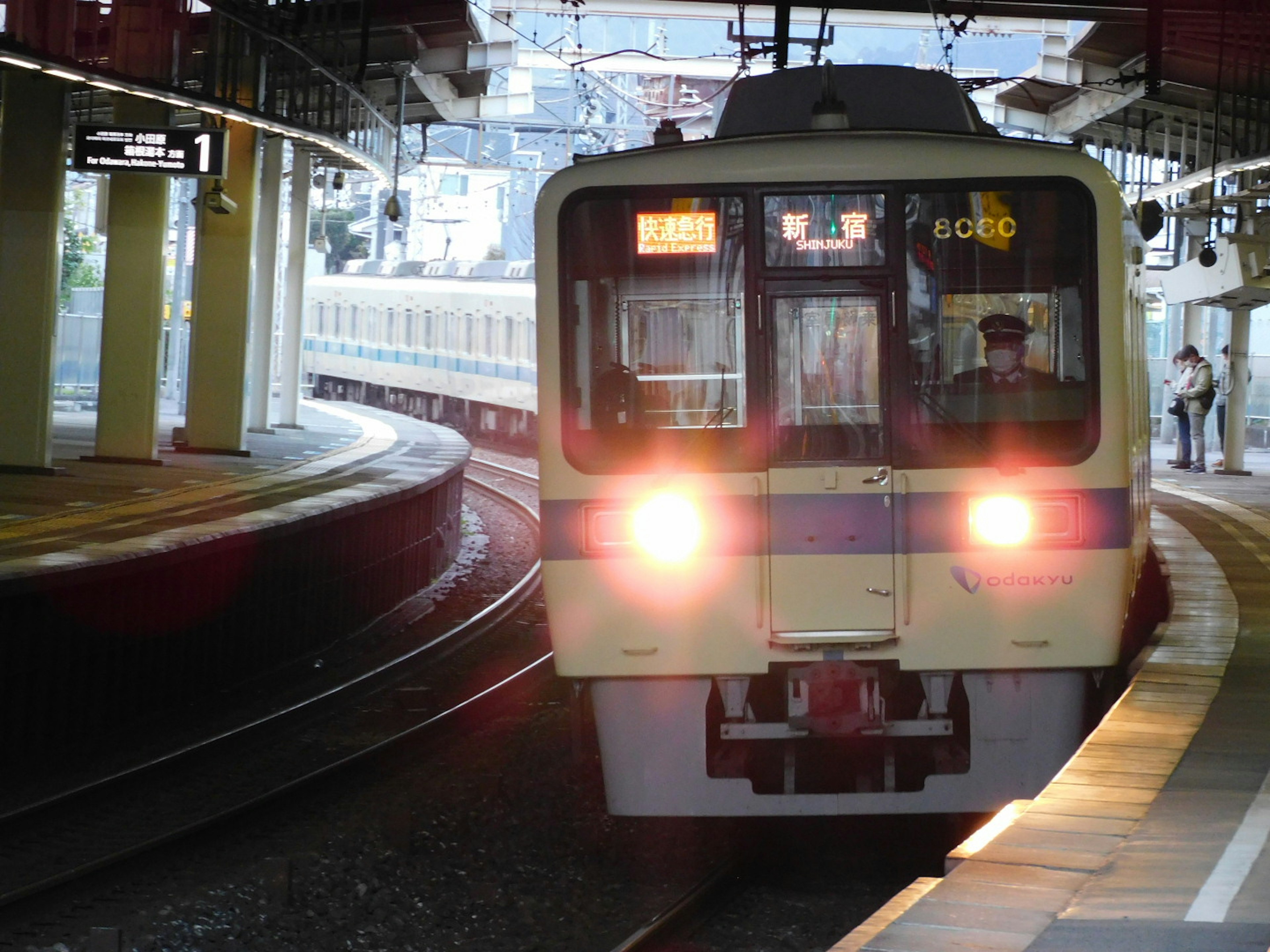 Kereta di stasiun dengan rel di sekitarnya