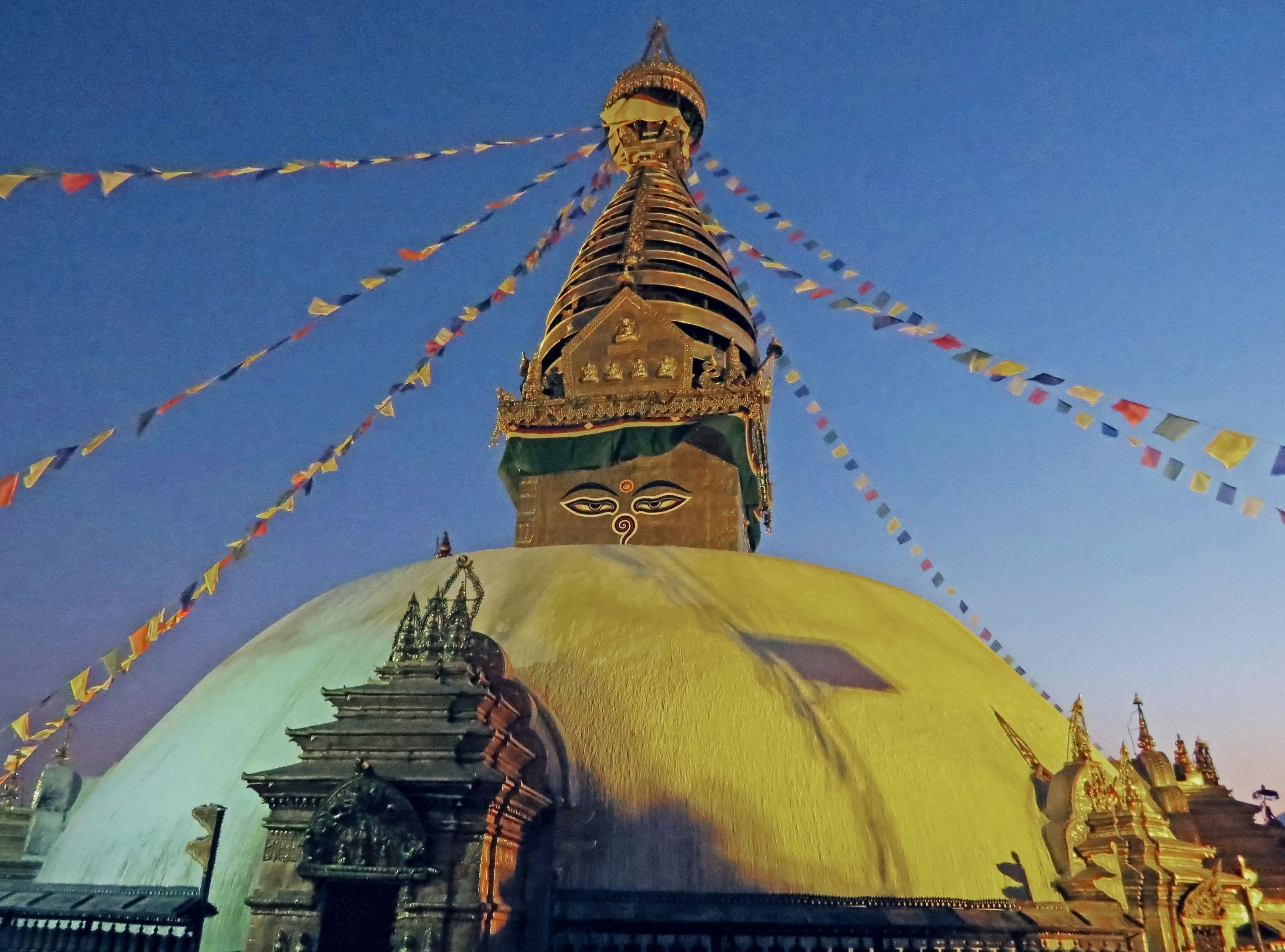 Nachtansicht der Swayambhunath-Stupa mit Gebetsfahnen