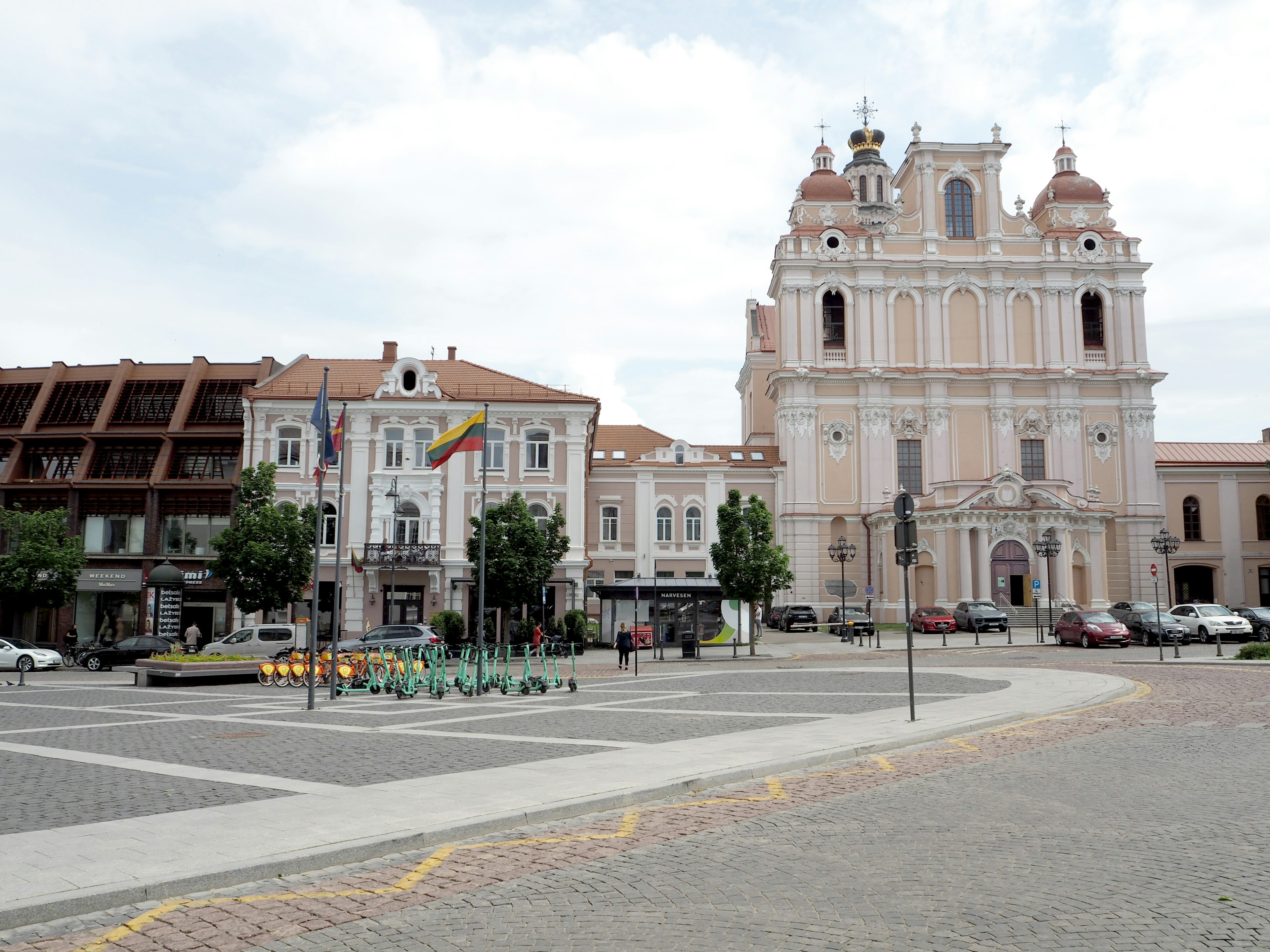 Malerscher Blick auf eine schöne Kirche und historische Gebäude vor einem Platz