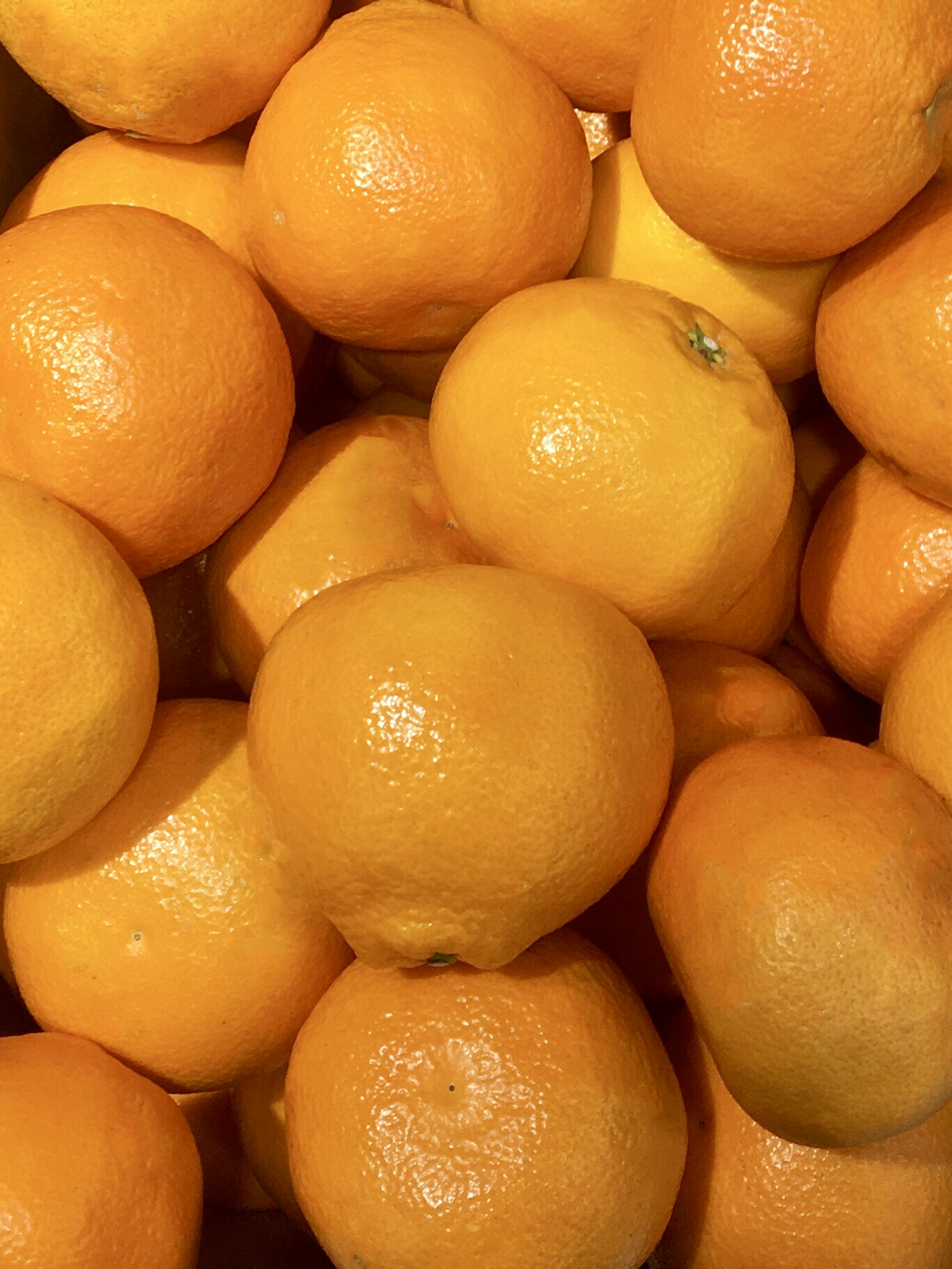 Un montón de frutas cítricas naranjas brillantes apiladas