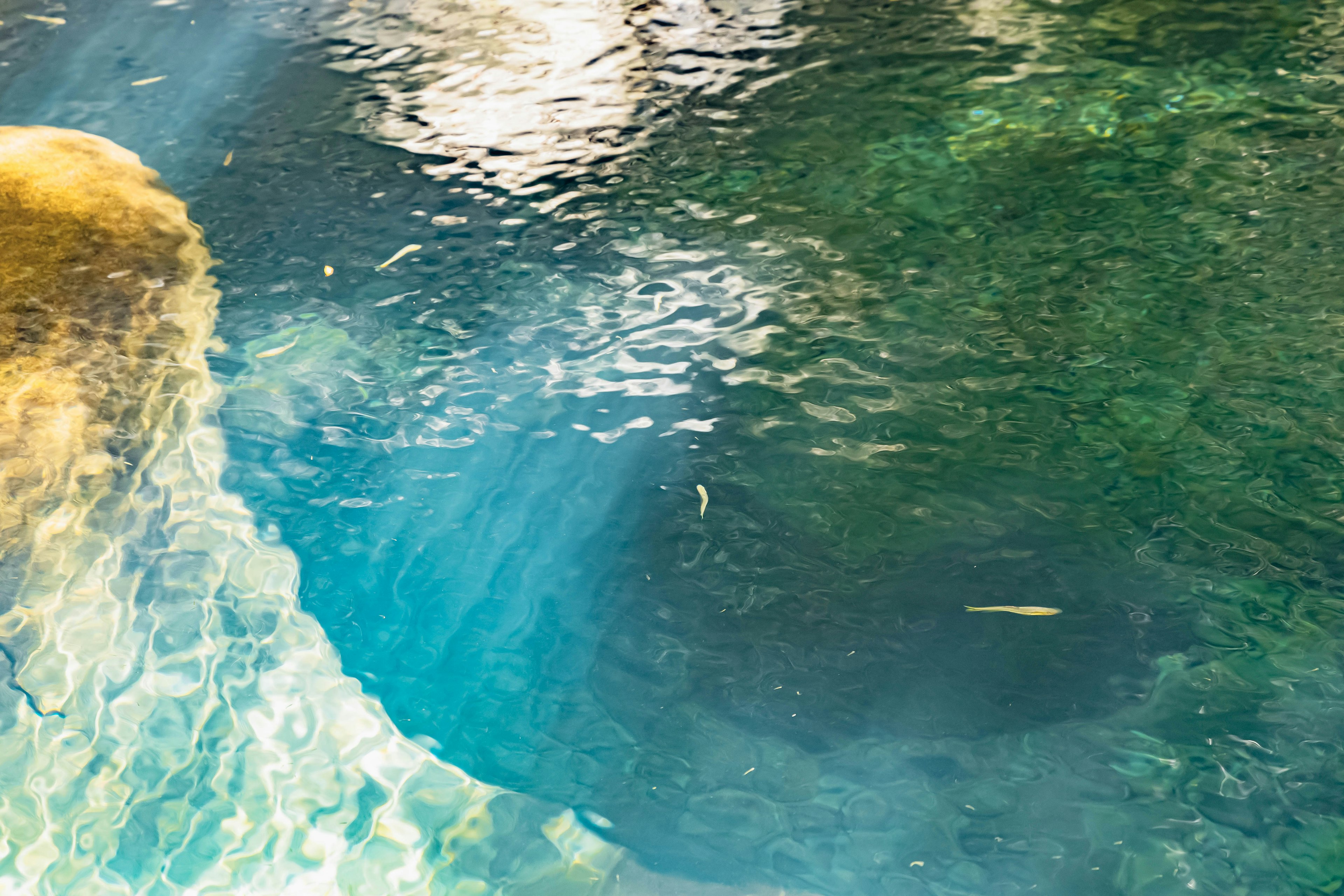 Schöne türkisfarbene Wasseroberfläche mit Licht und Schatten