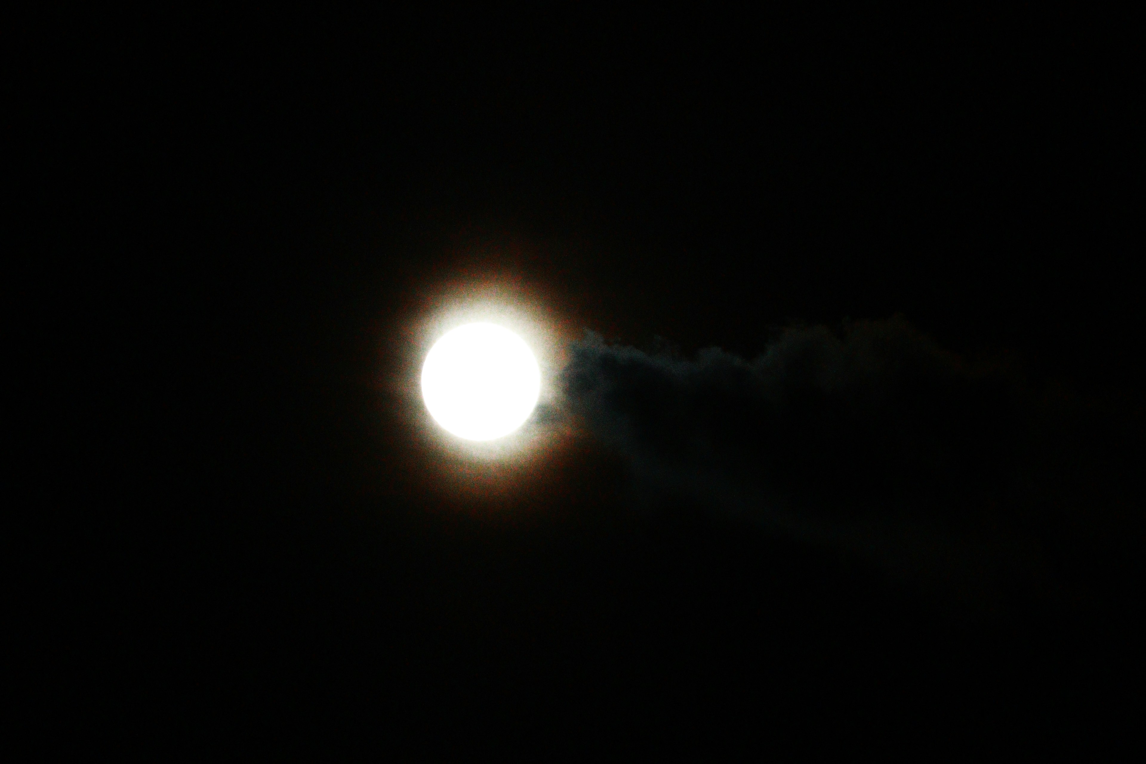 Luna brillante nel cielo notturno con effetto alone