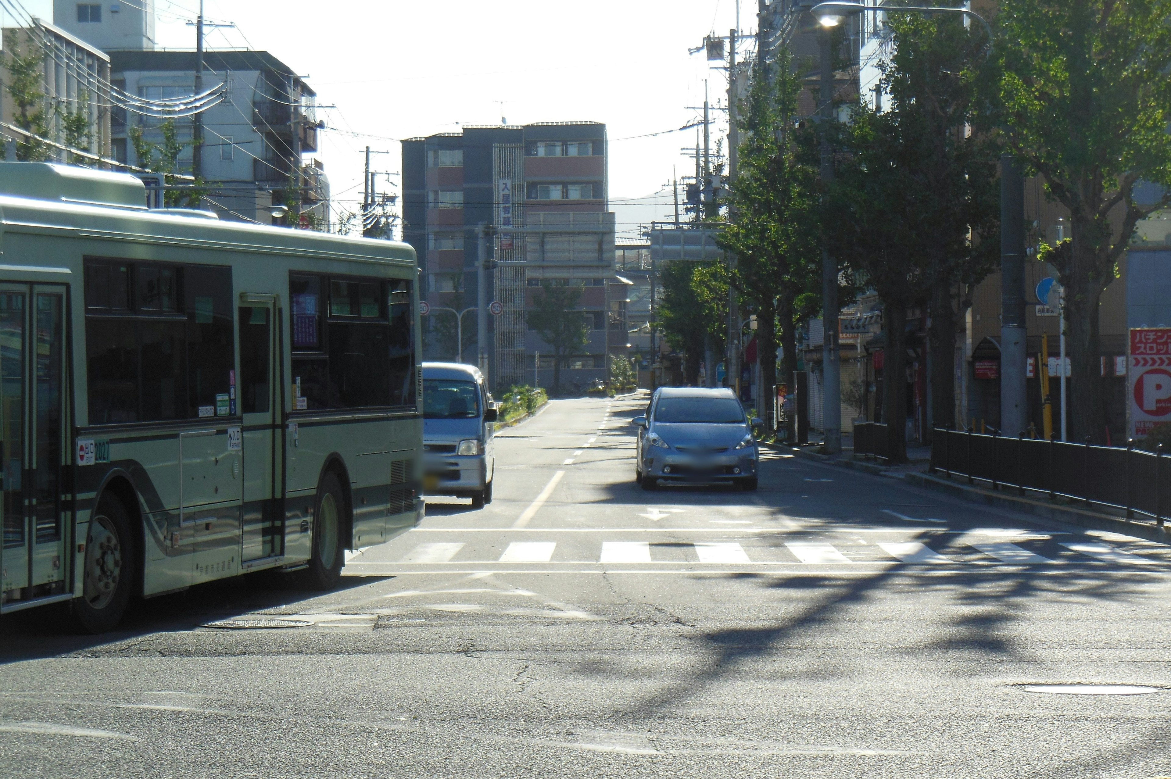 城市交叉口有一辆公交车和一辆汽车