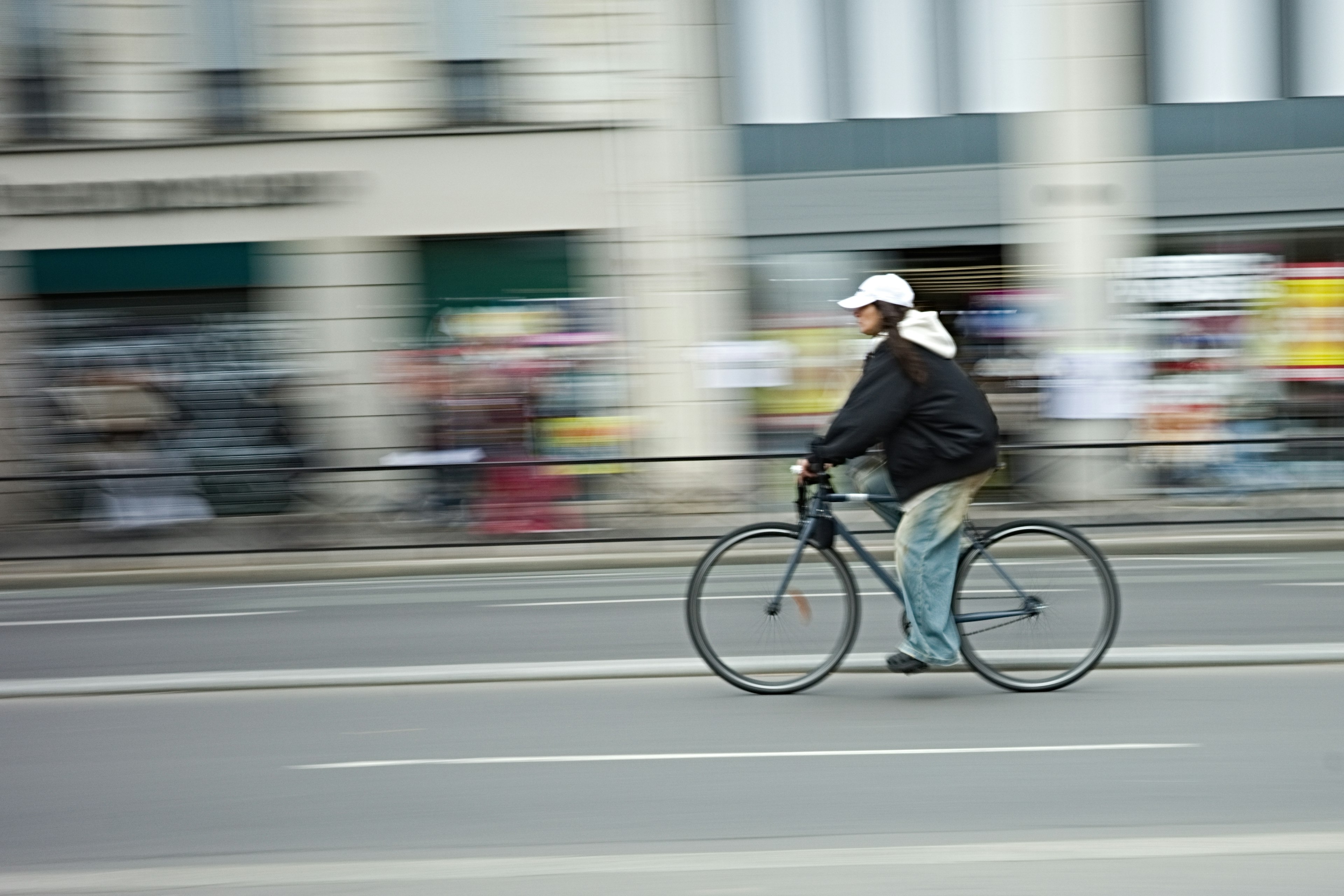 Una imagen borrosa de un hombre montando en bicicleta con un fondo urbano