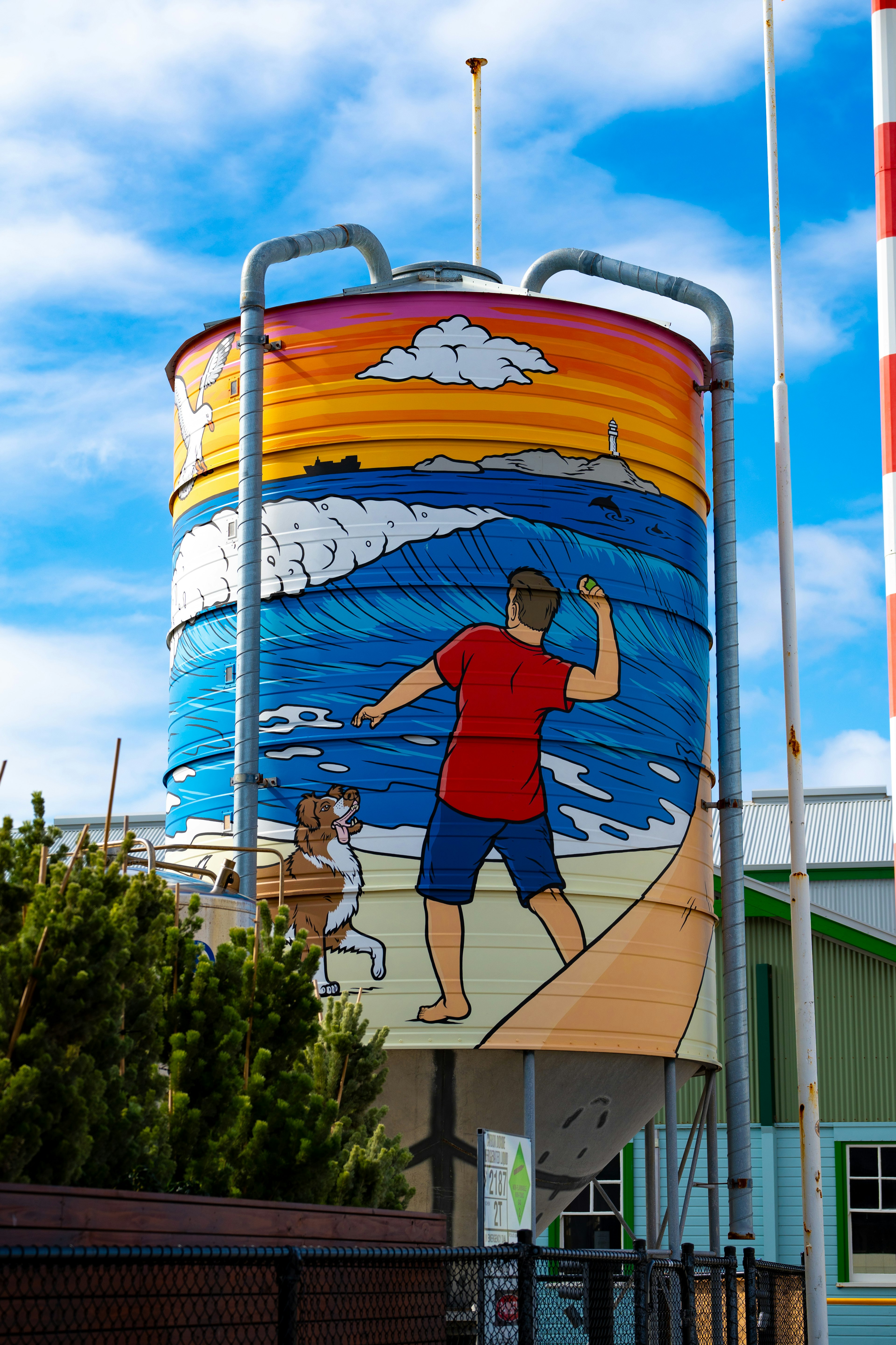 Tanque de agua colorido con escena de playa y persona