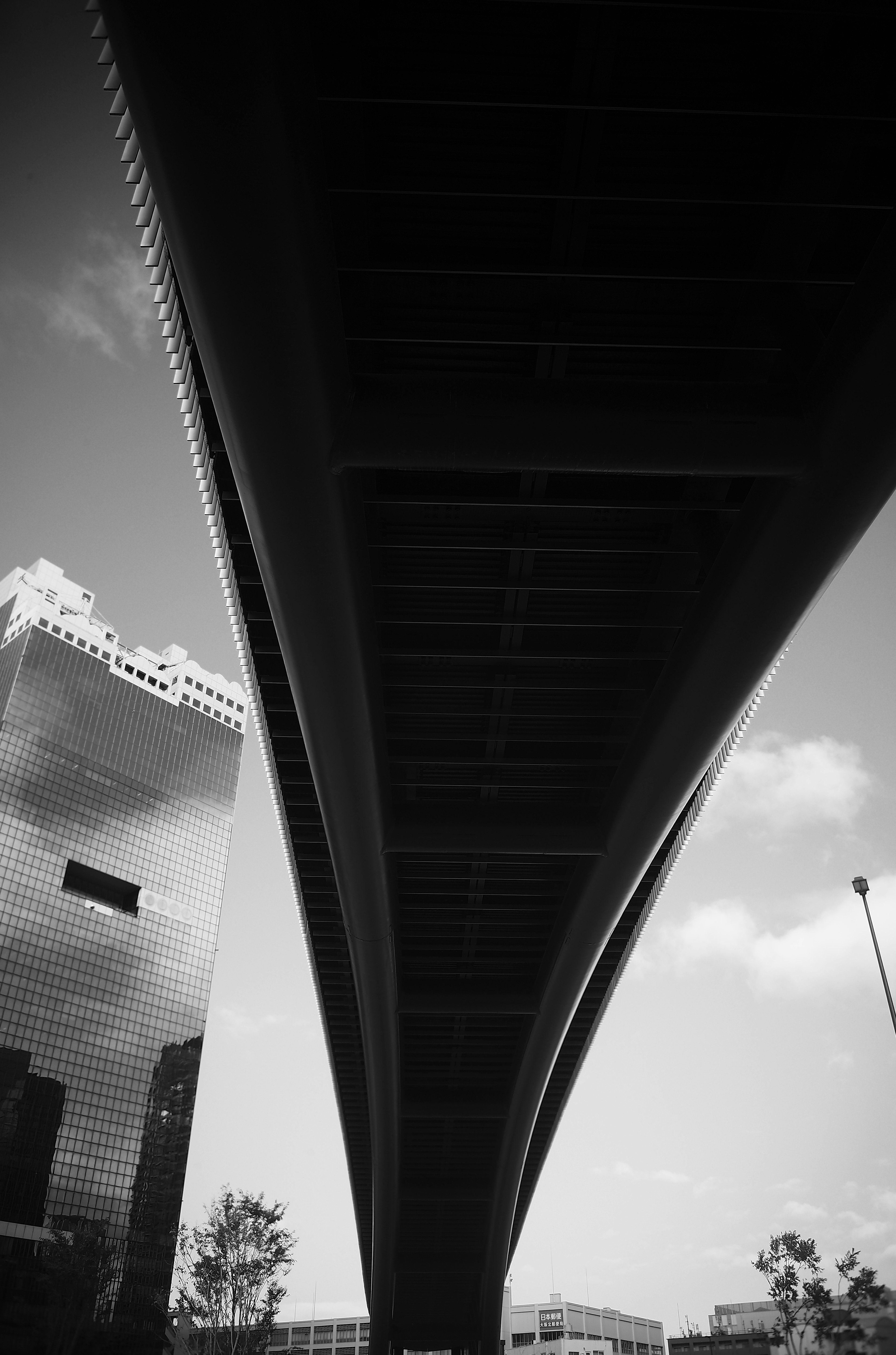 Photo en noir et blanc vue du dessous d'un pont