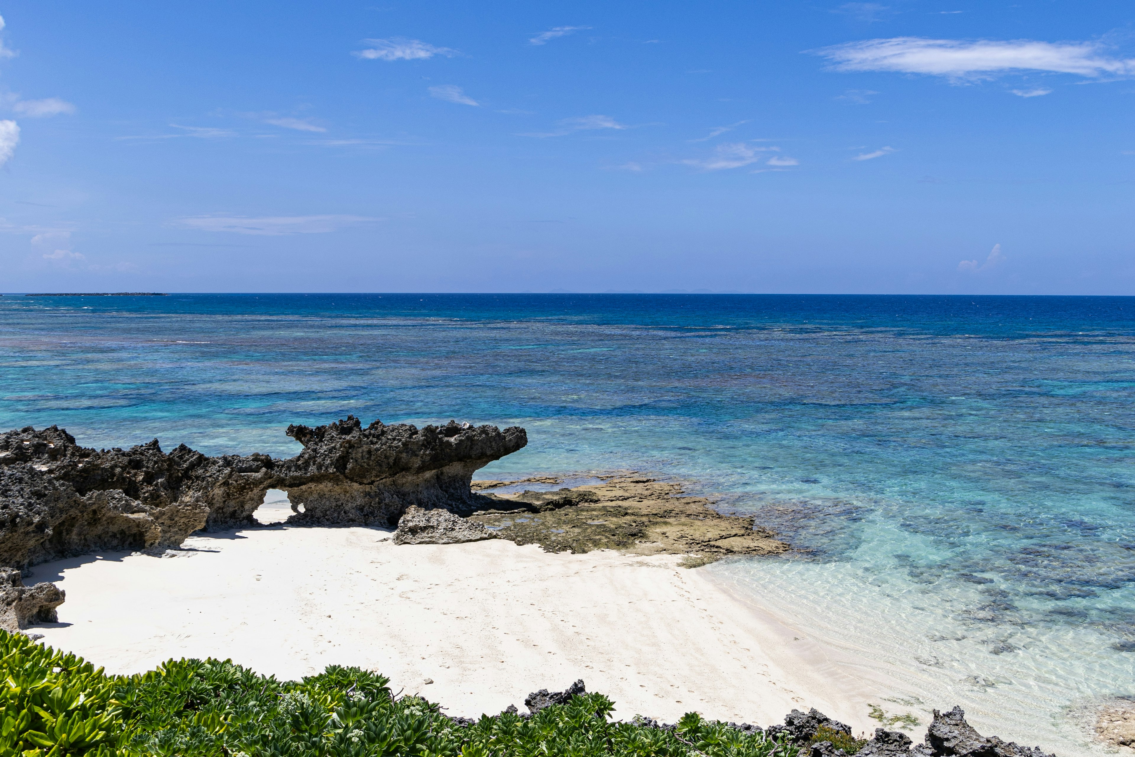 青い海と白い砂浜の美しい海岸風景